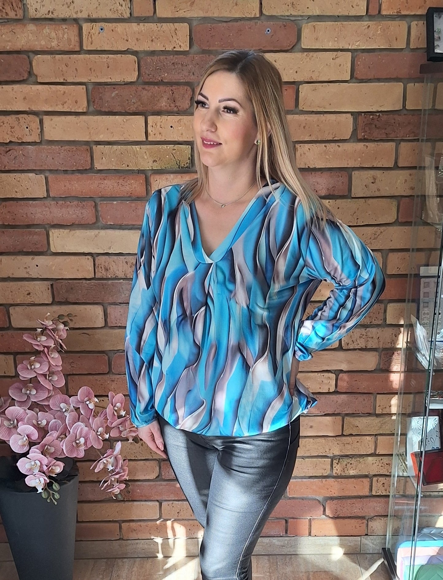 V-kivágású mintás felső