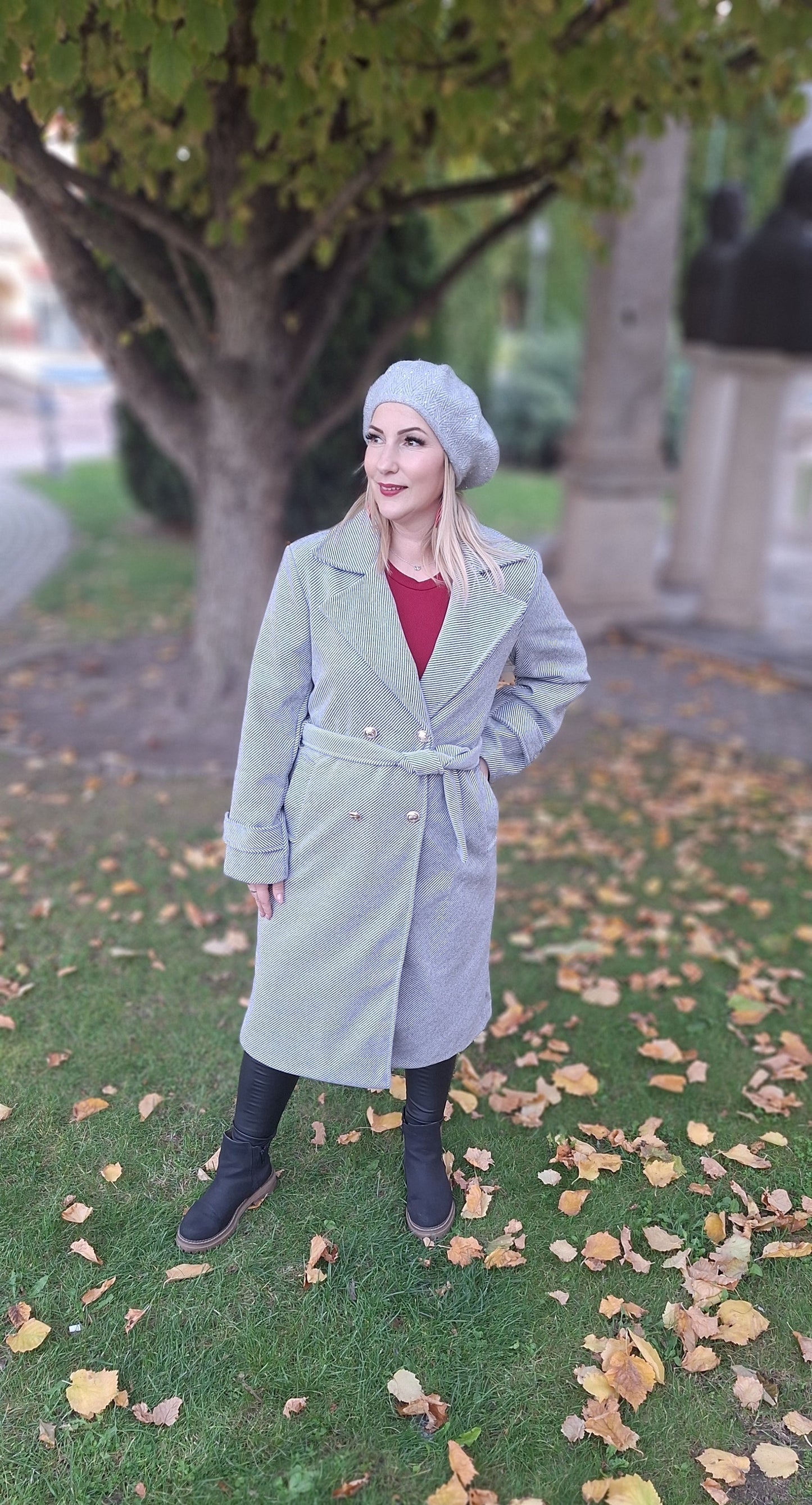 Megkötős, díszgombos szövetkabát