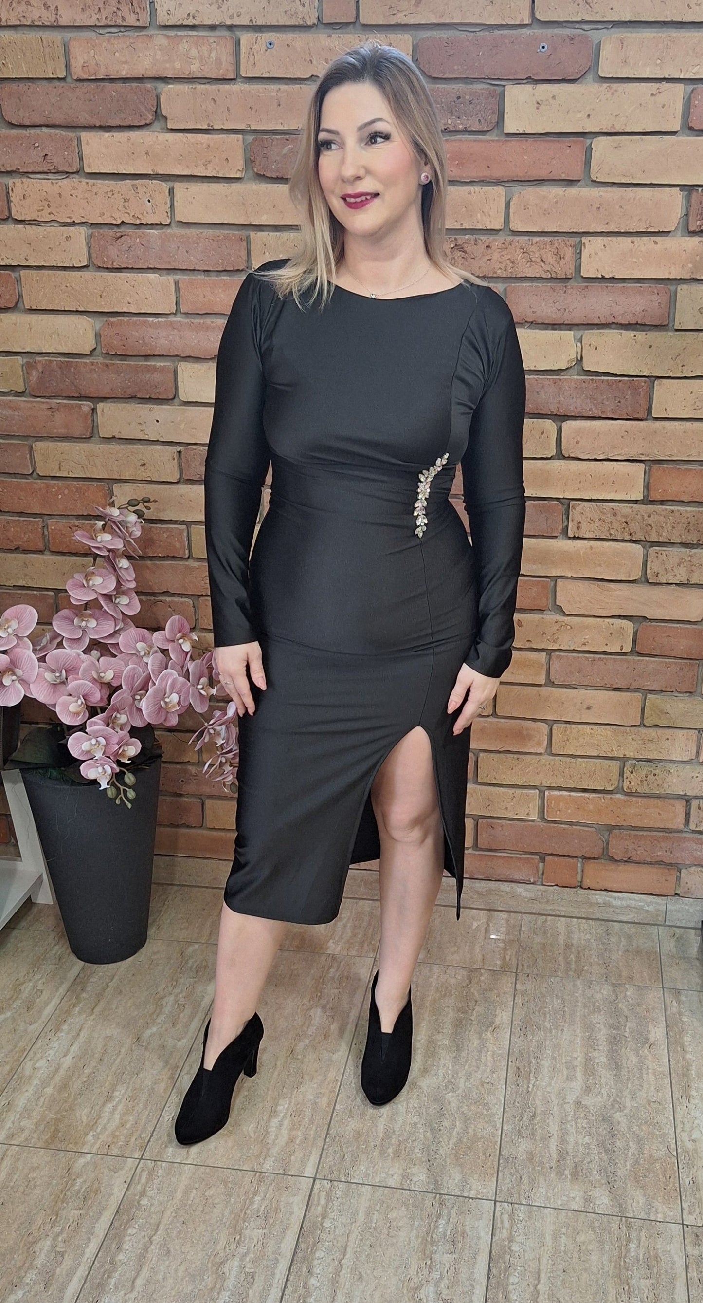 Elegáns ruha, oldalt díszített