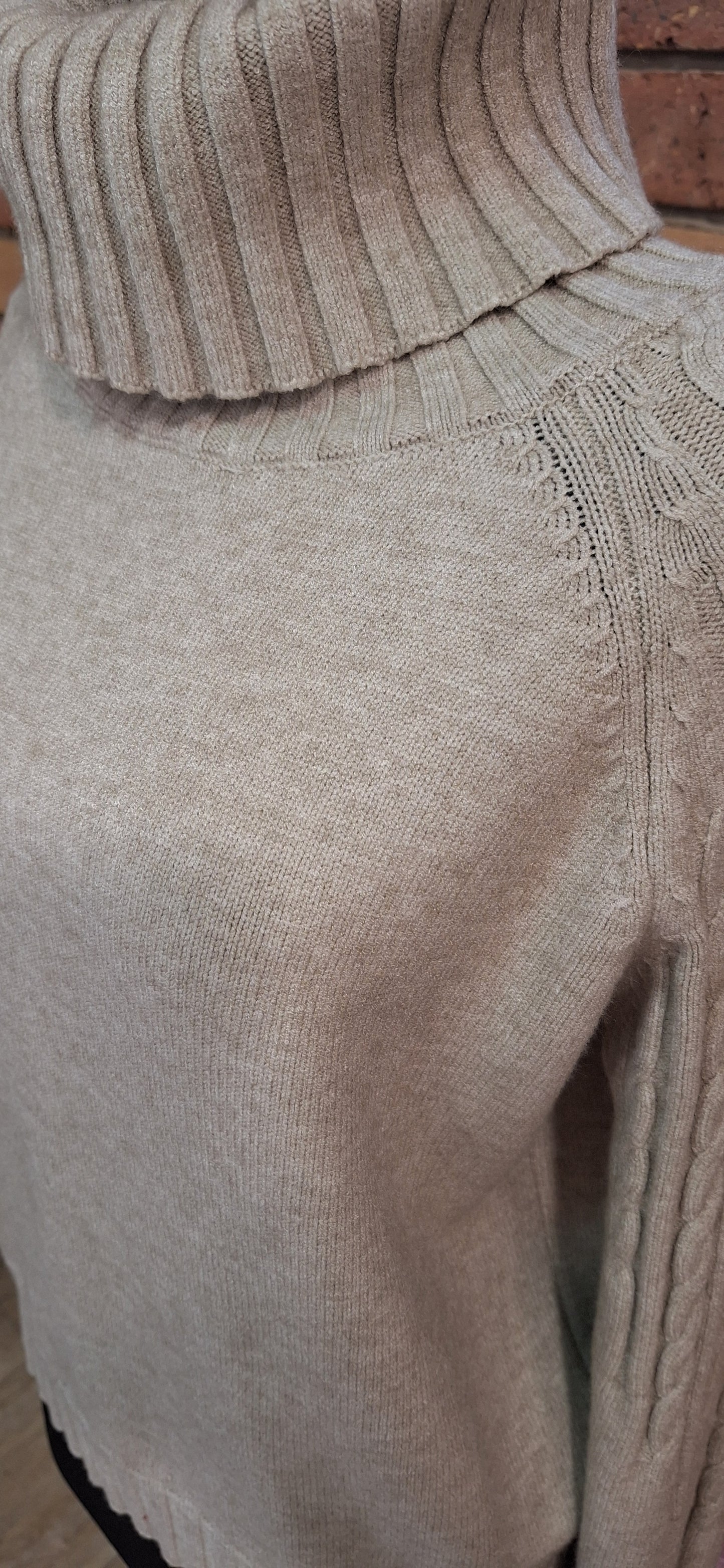 Kötött garbós pulóver