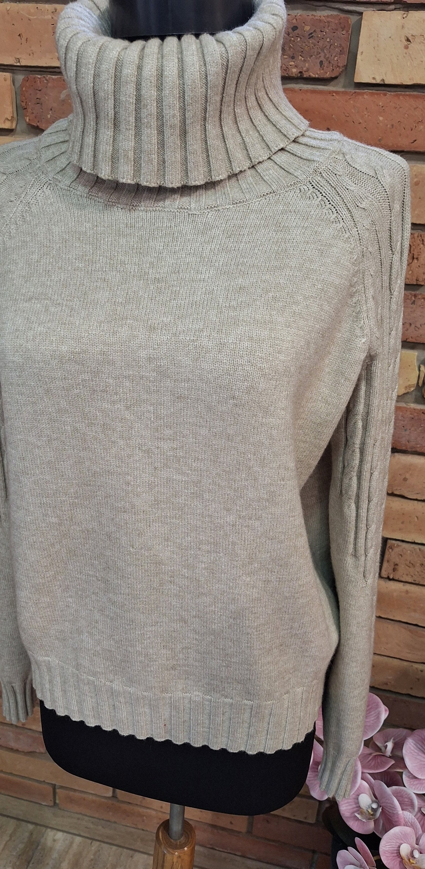 Kötött garbós pulóver