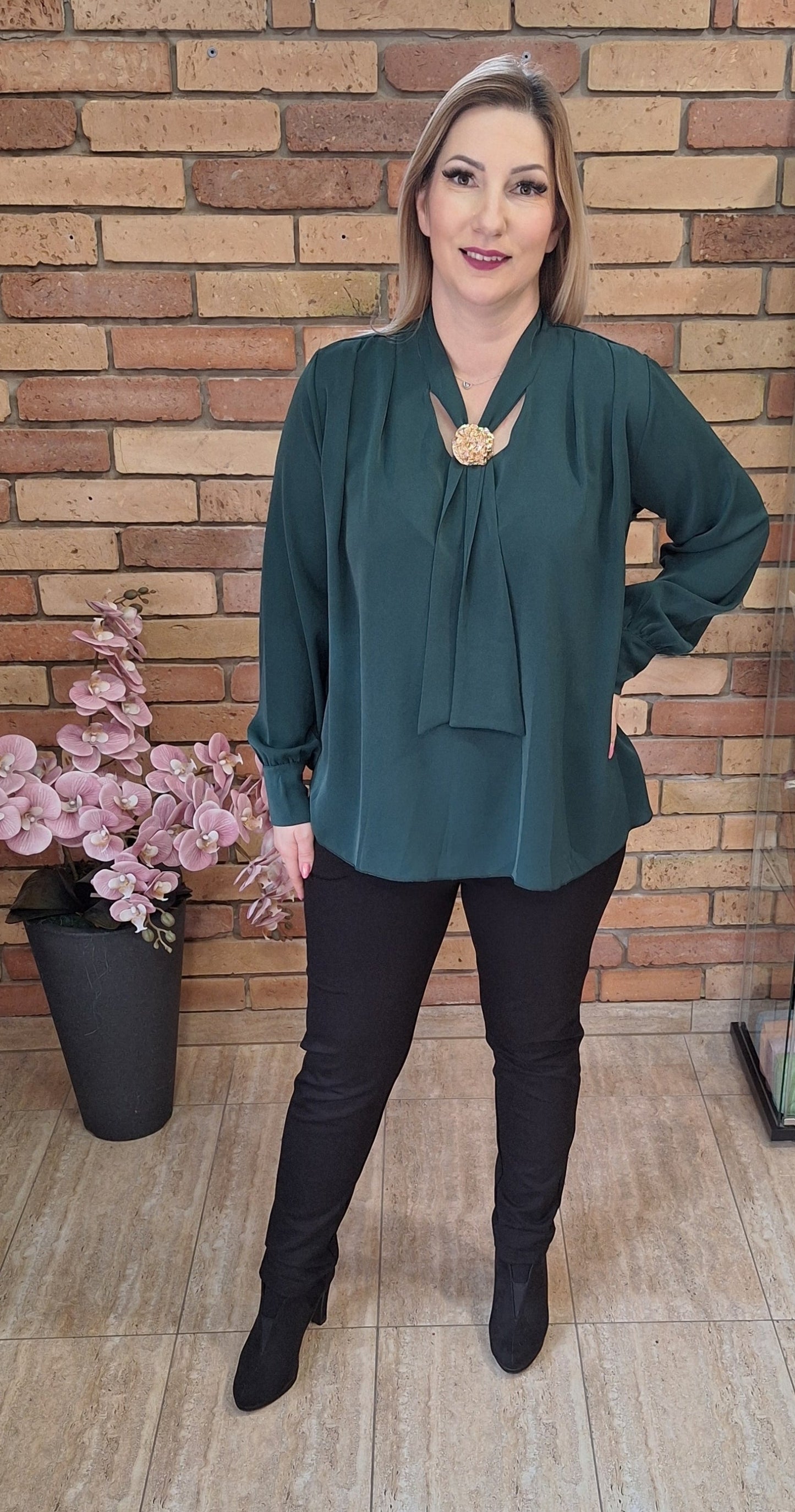 Nyakkendős blúz brossal