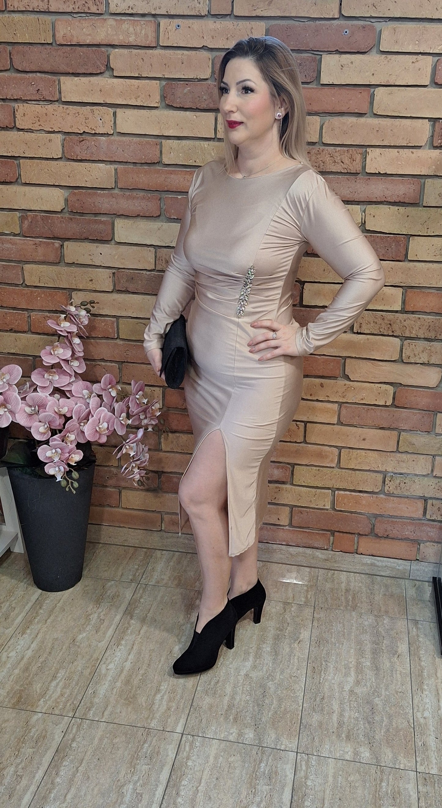 Elegáns ruha, oldalt díszített