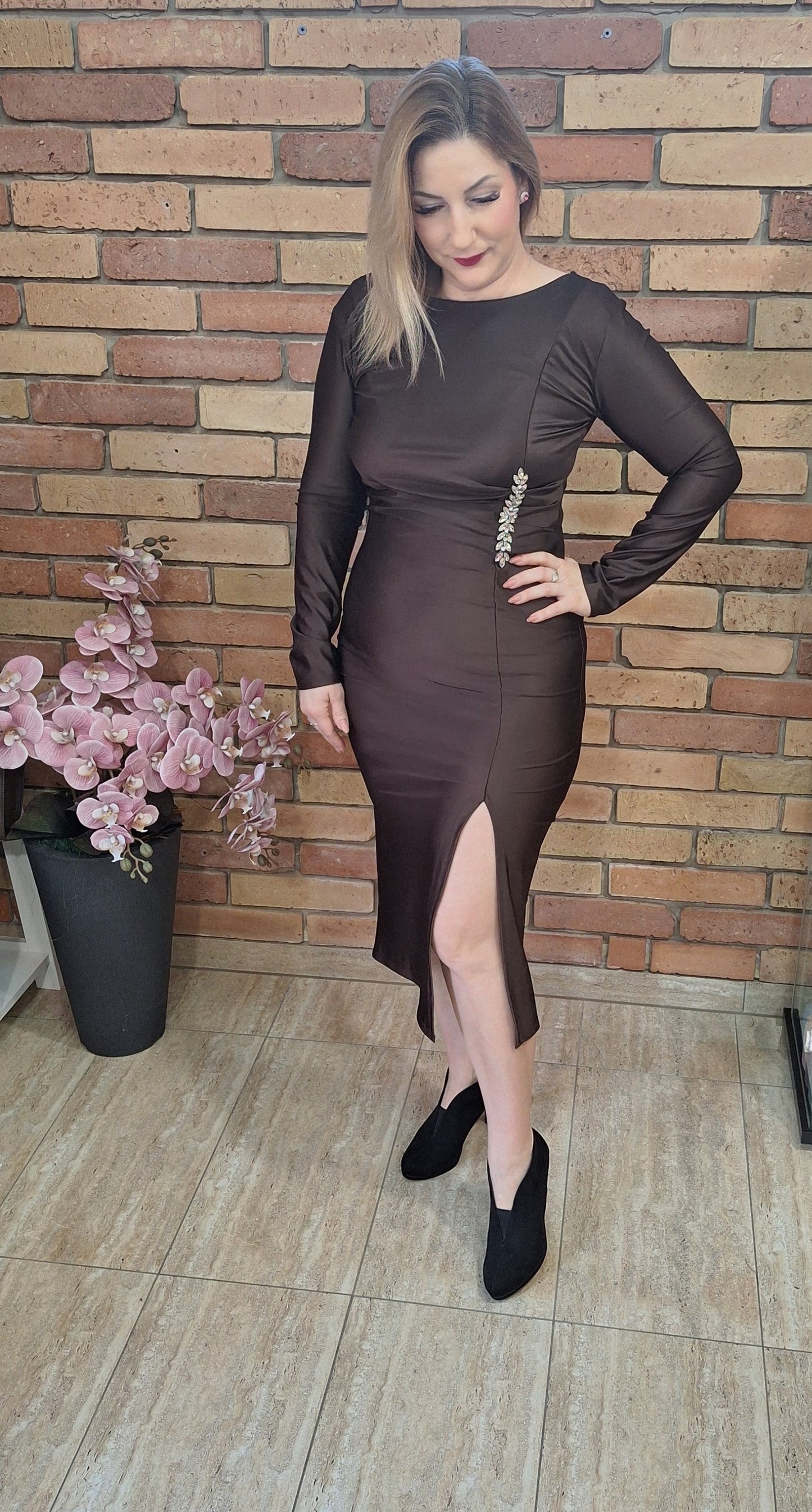 Elegáns ruha, oldalt díszített