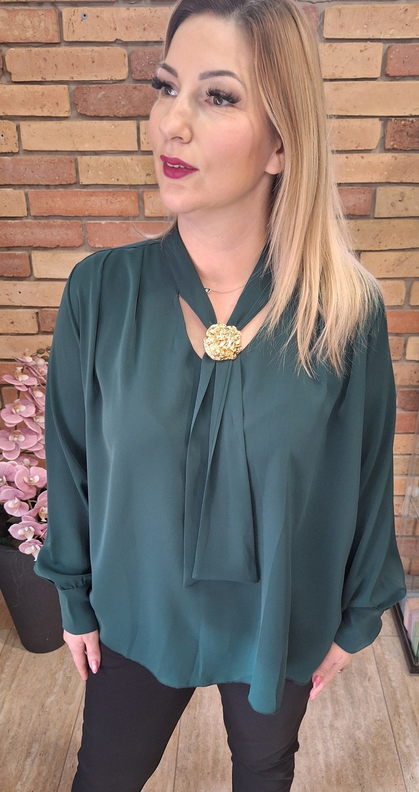 Nyakkendős blúz brossal