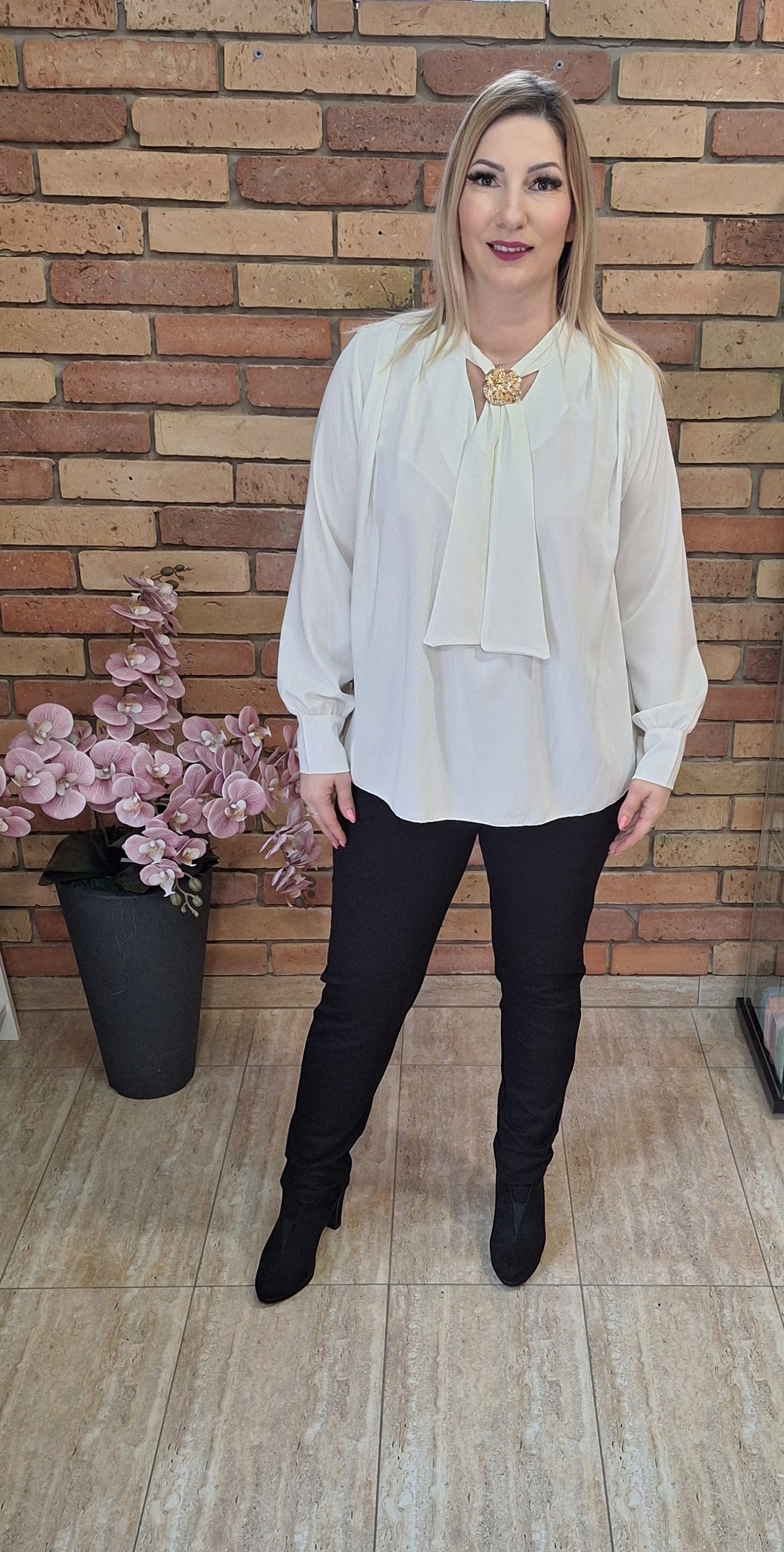 Nyakkendős blúz brossal