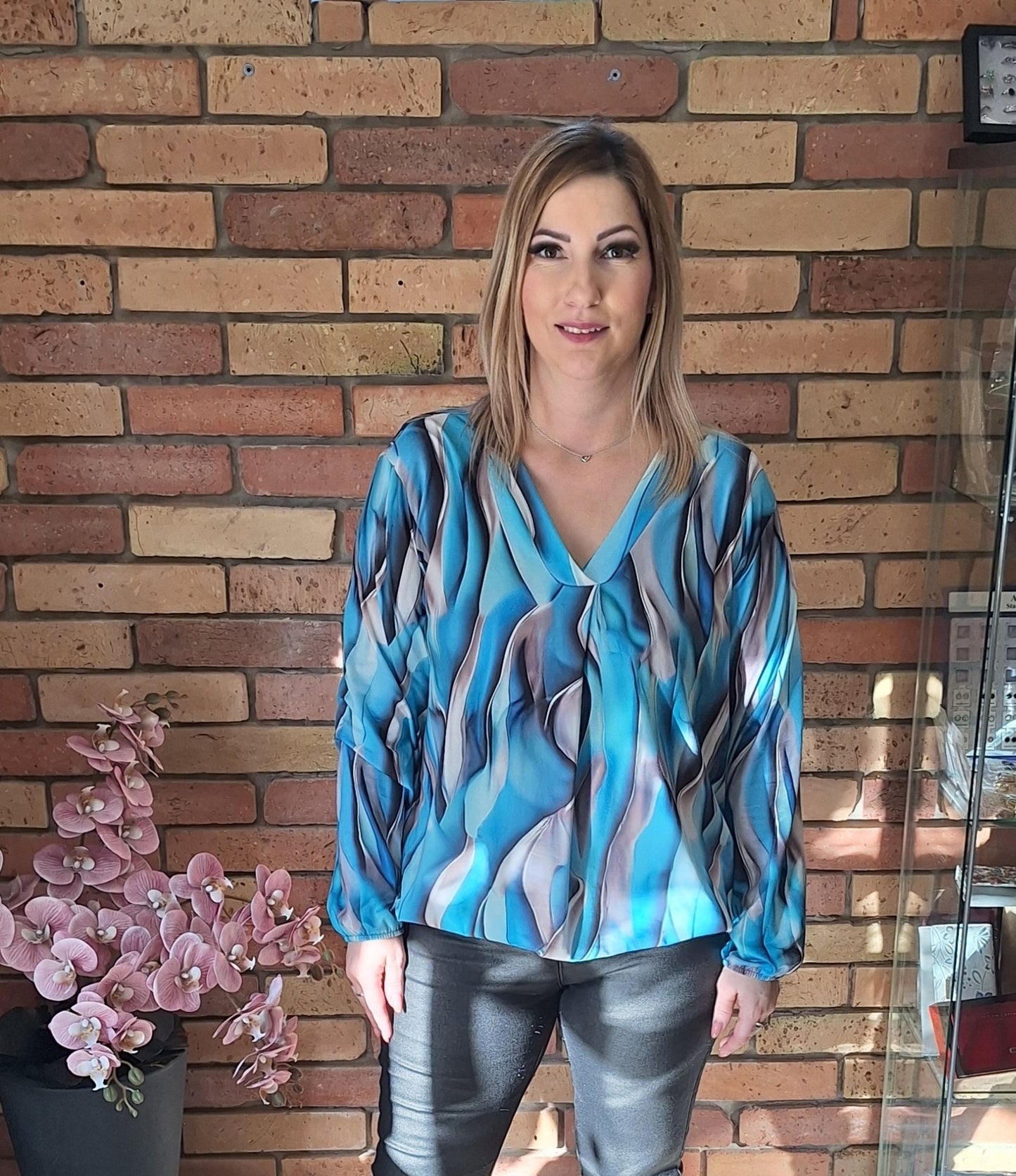 V-kivágású mintás felső