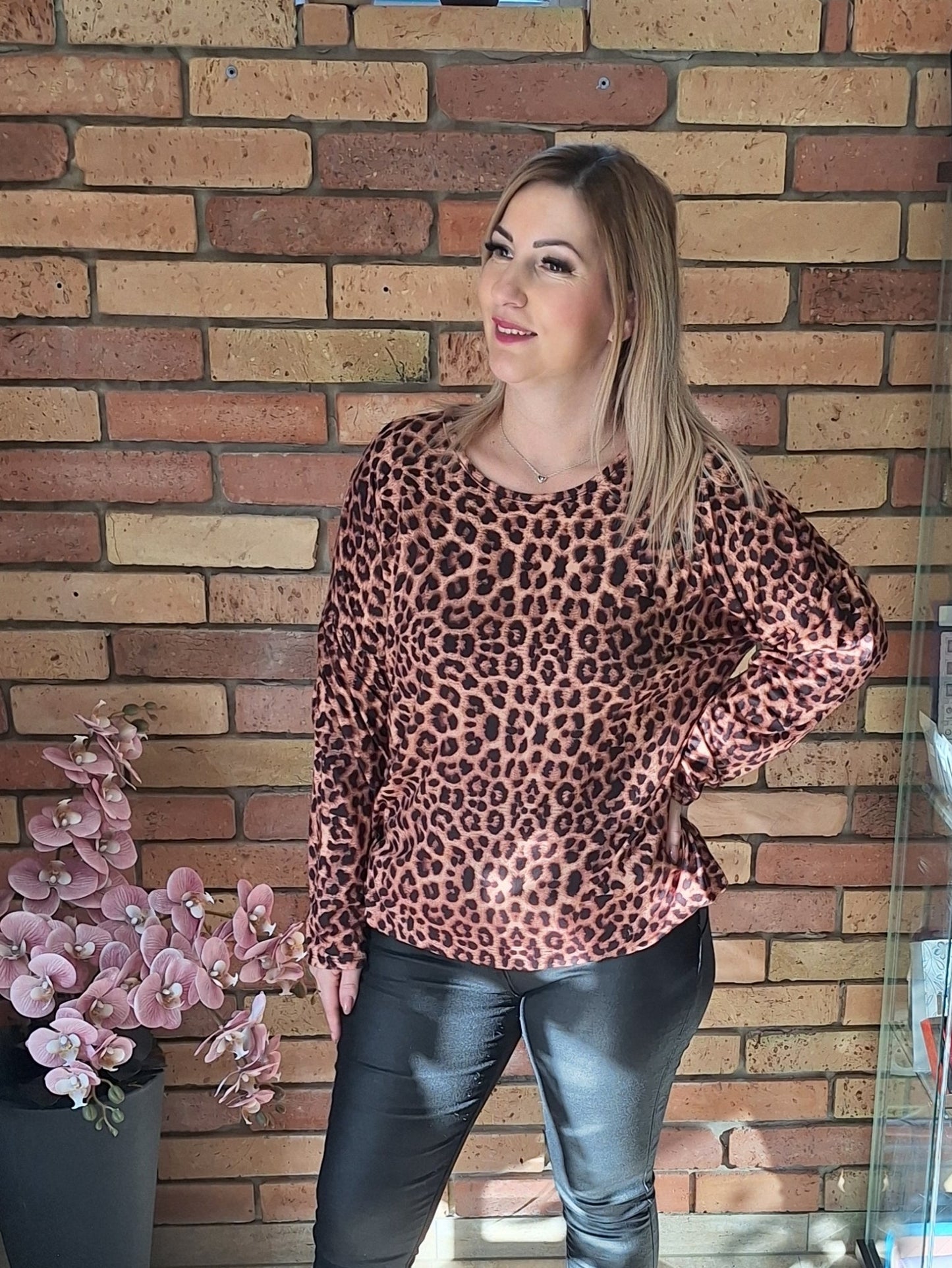 Kerek nyakú mintás felső