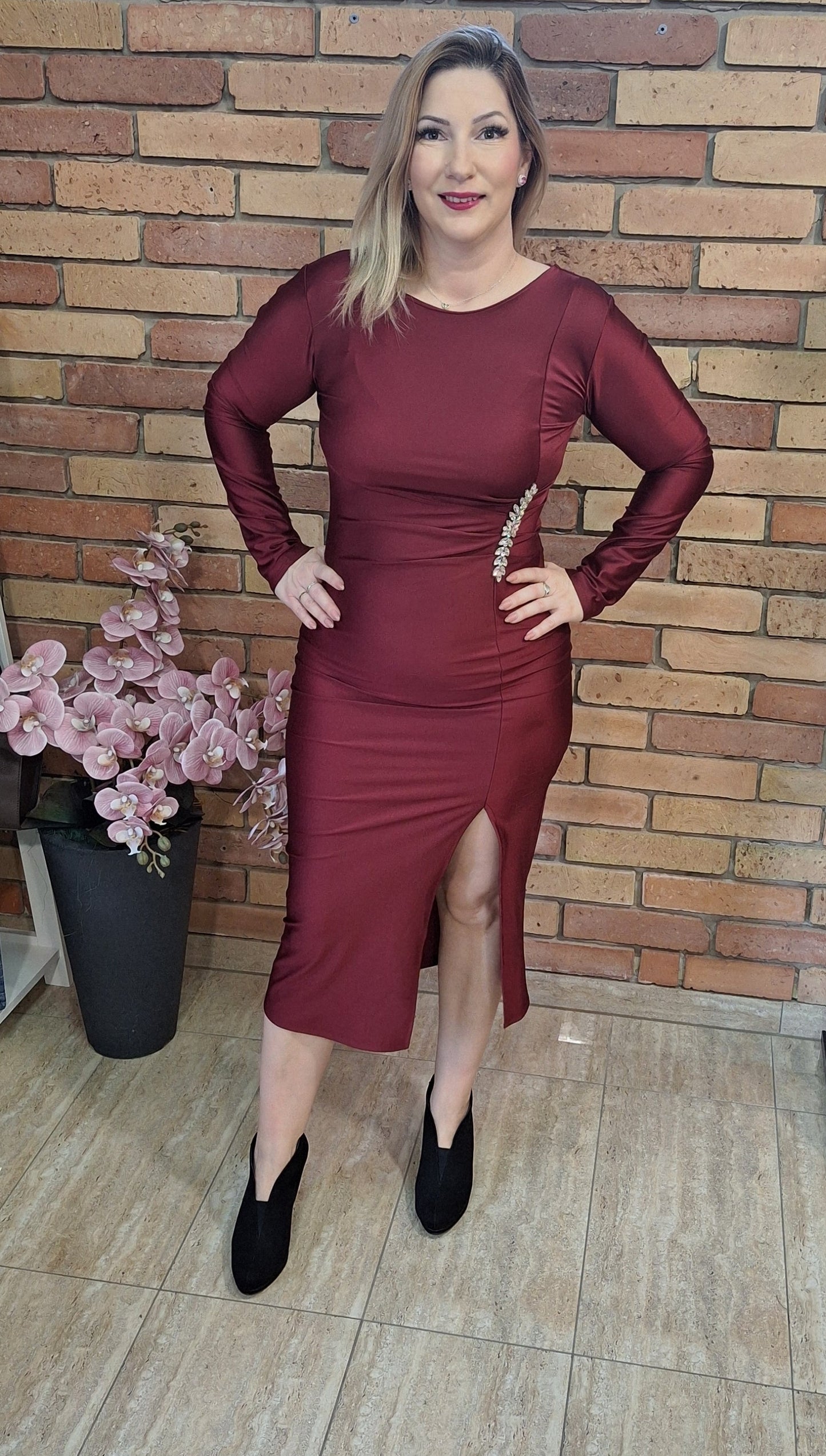 Elegáns ruha, oldalt díszített