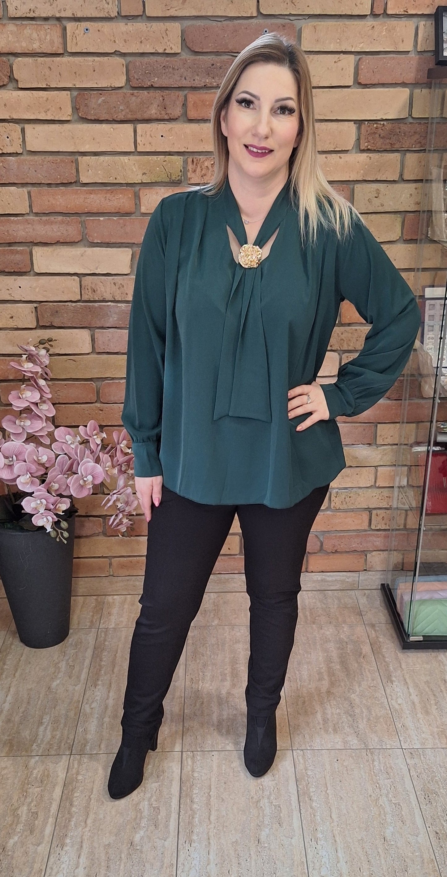 Nyakkendős blúz brossal