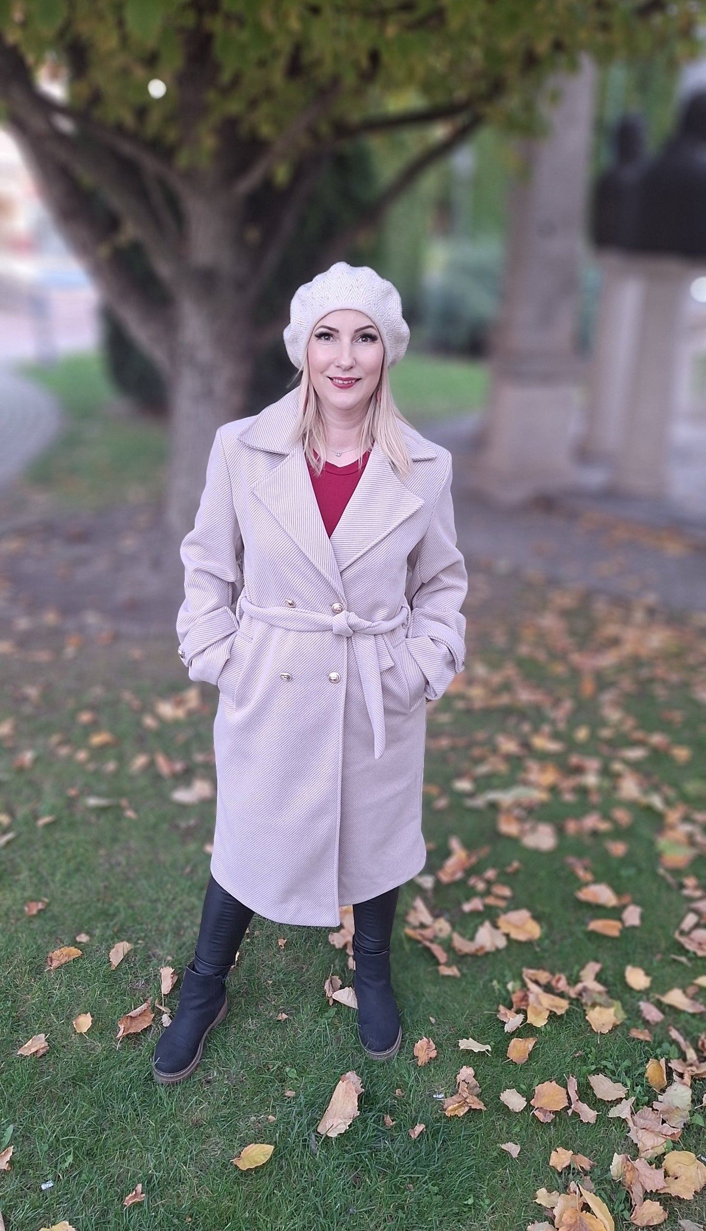 Megkötős, díszgombos szövetkabát