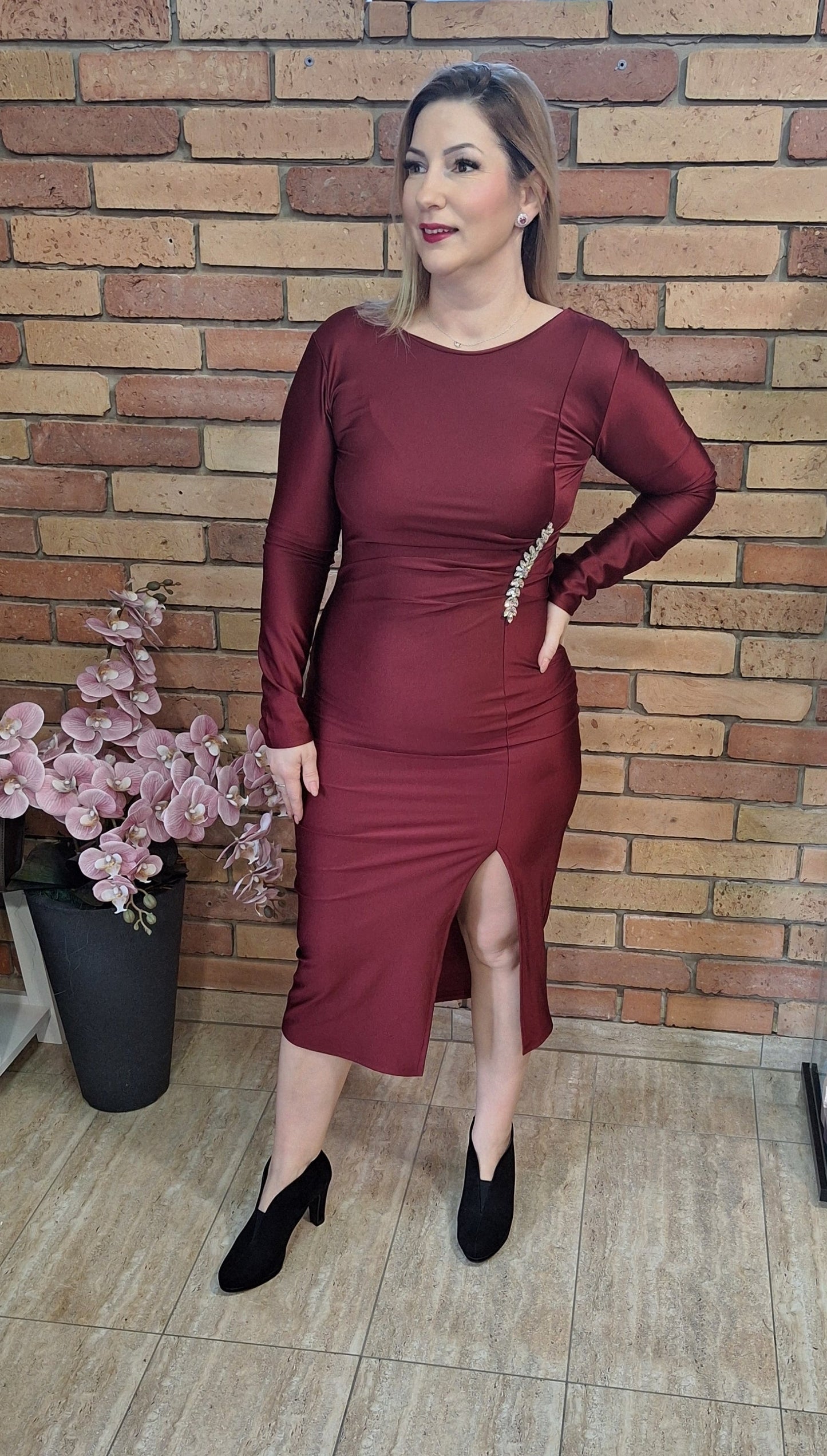 Elegáns ruha, oldalt díszített