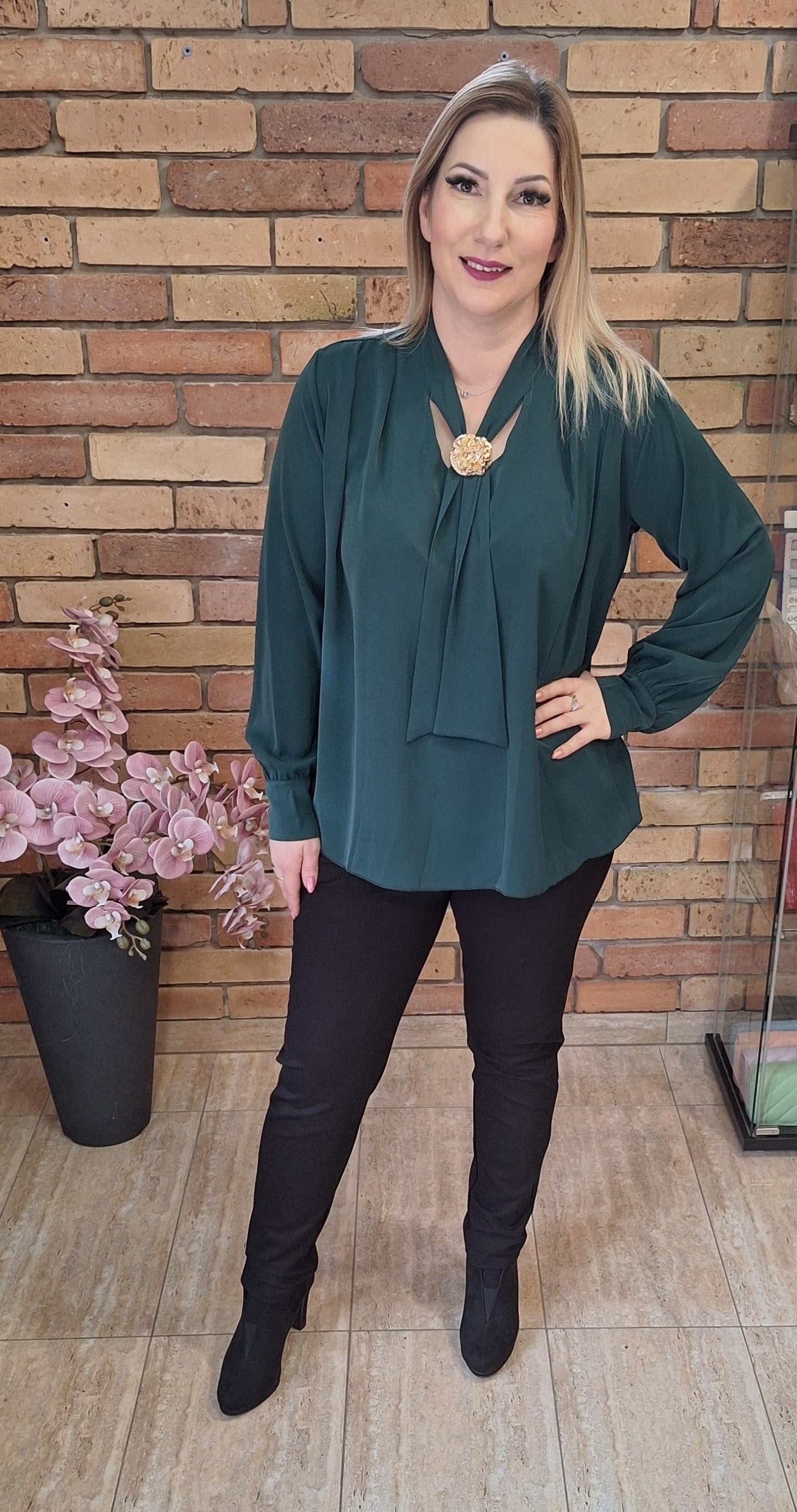 Nyakkendős blúz brossal