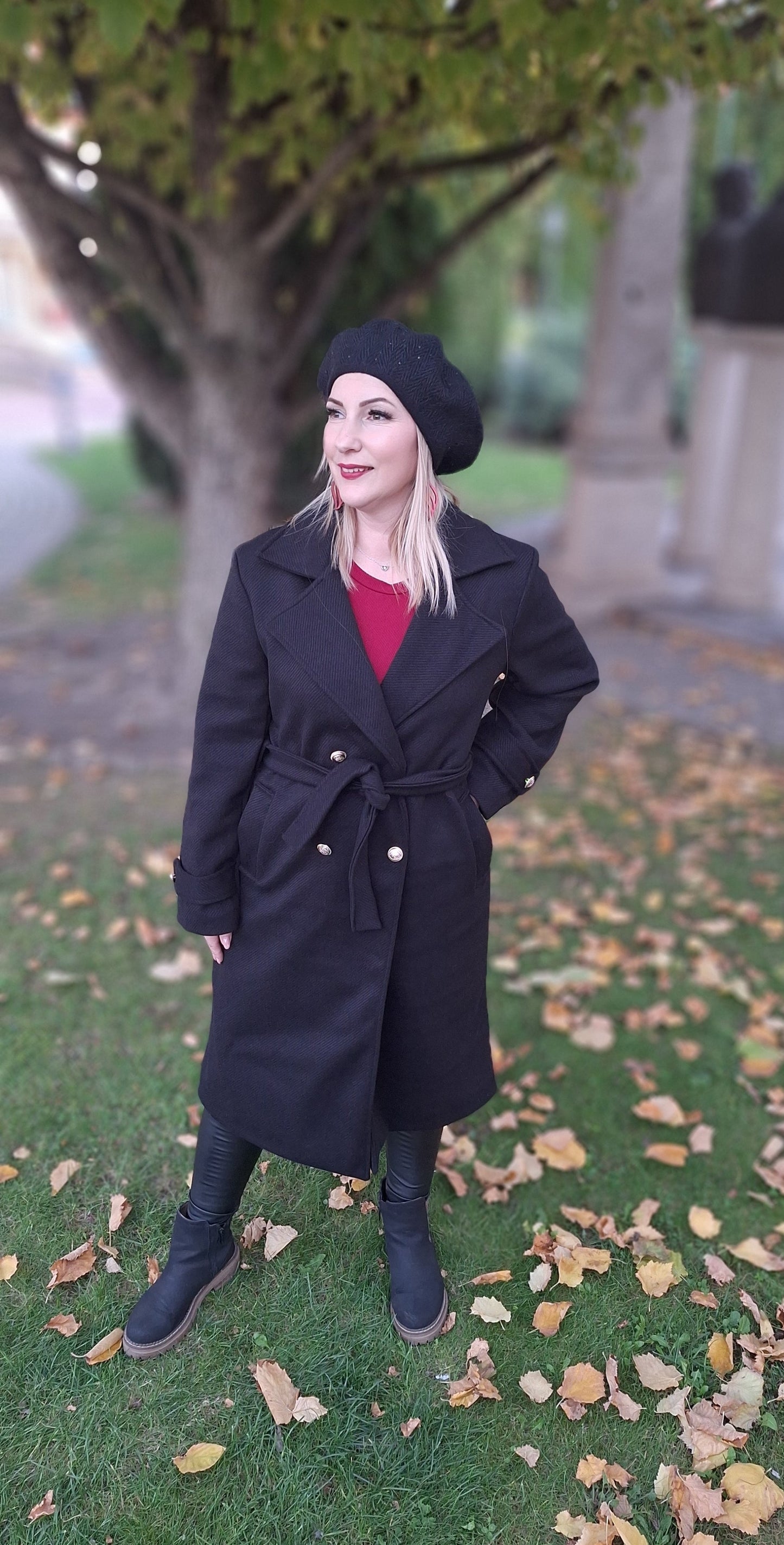 Megkötős, díszgombos szövetkabát