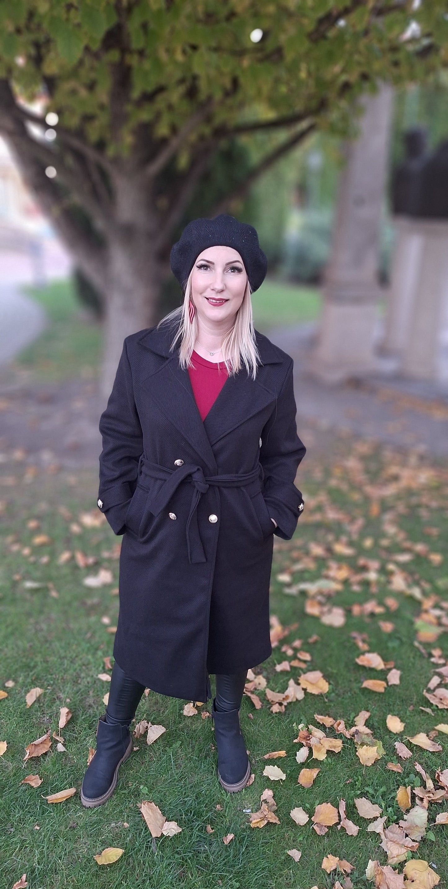 Megkötős, díszgombos szövetkabát