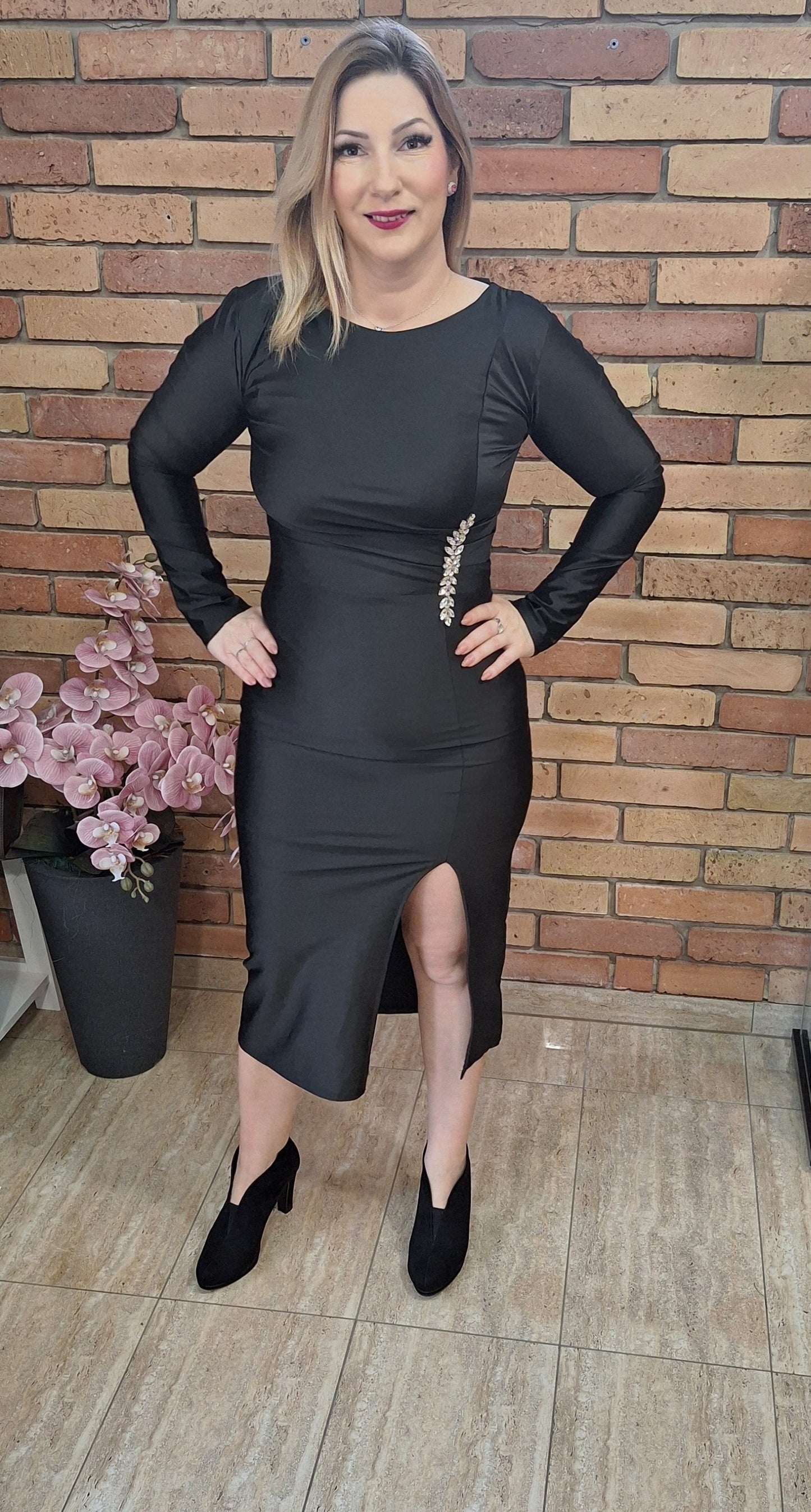 Elegáns ruha, oldalt díszített