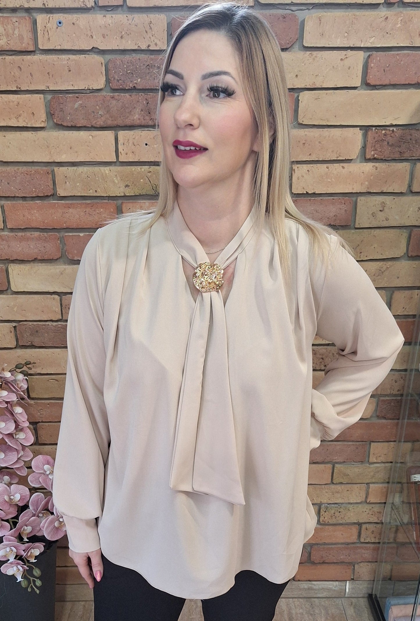 Nyakkendős blúz brossal