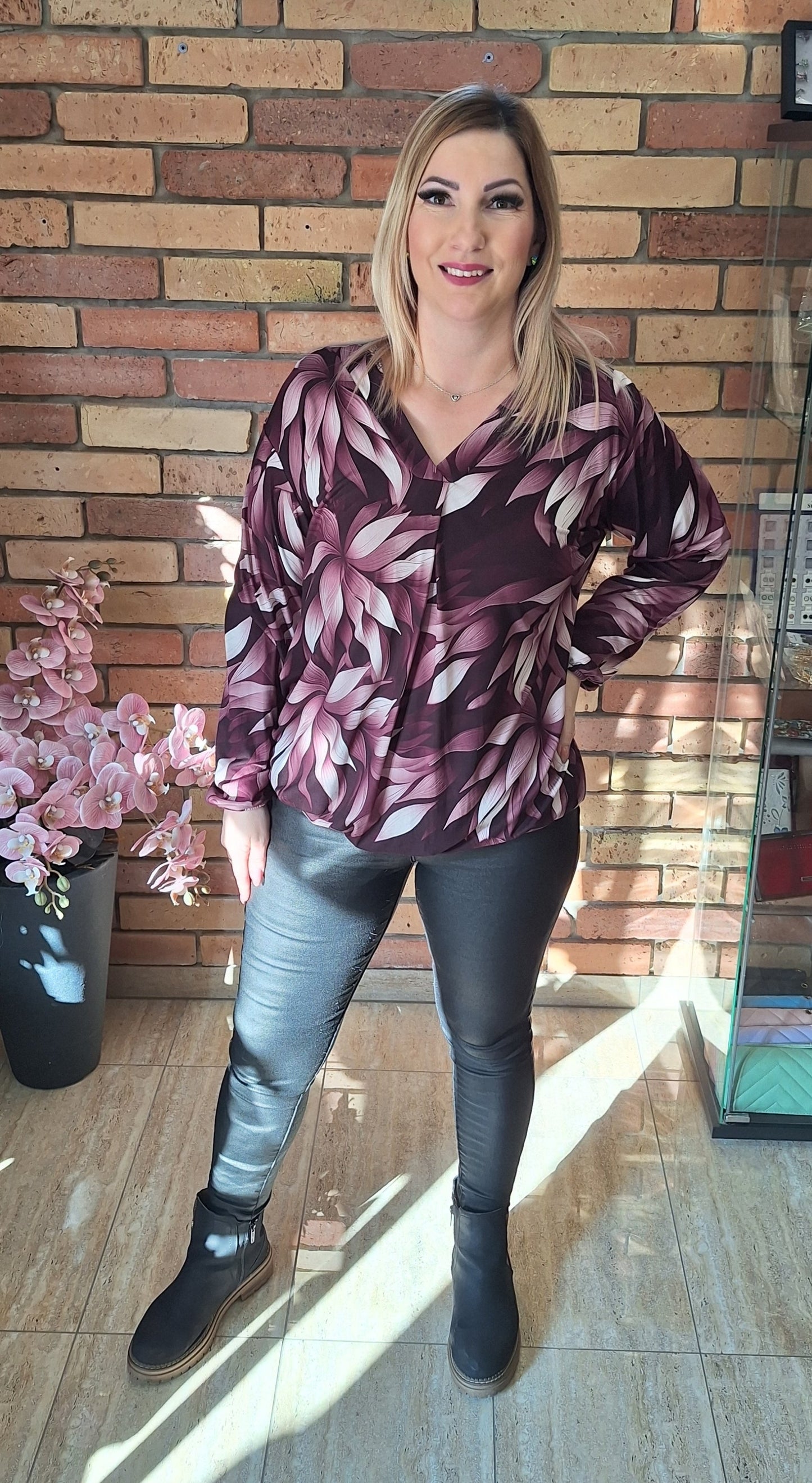 V-kivágású mintás felső