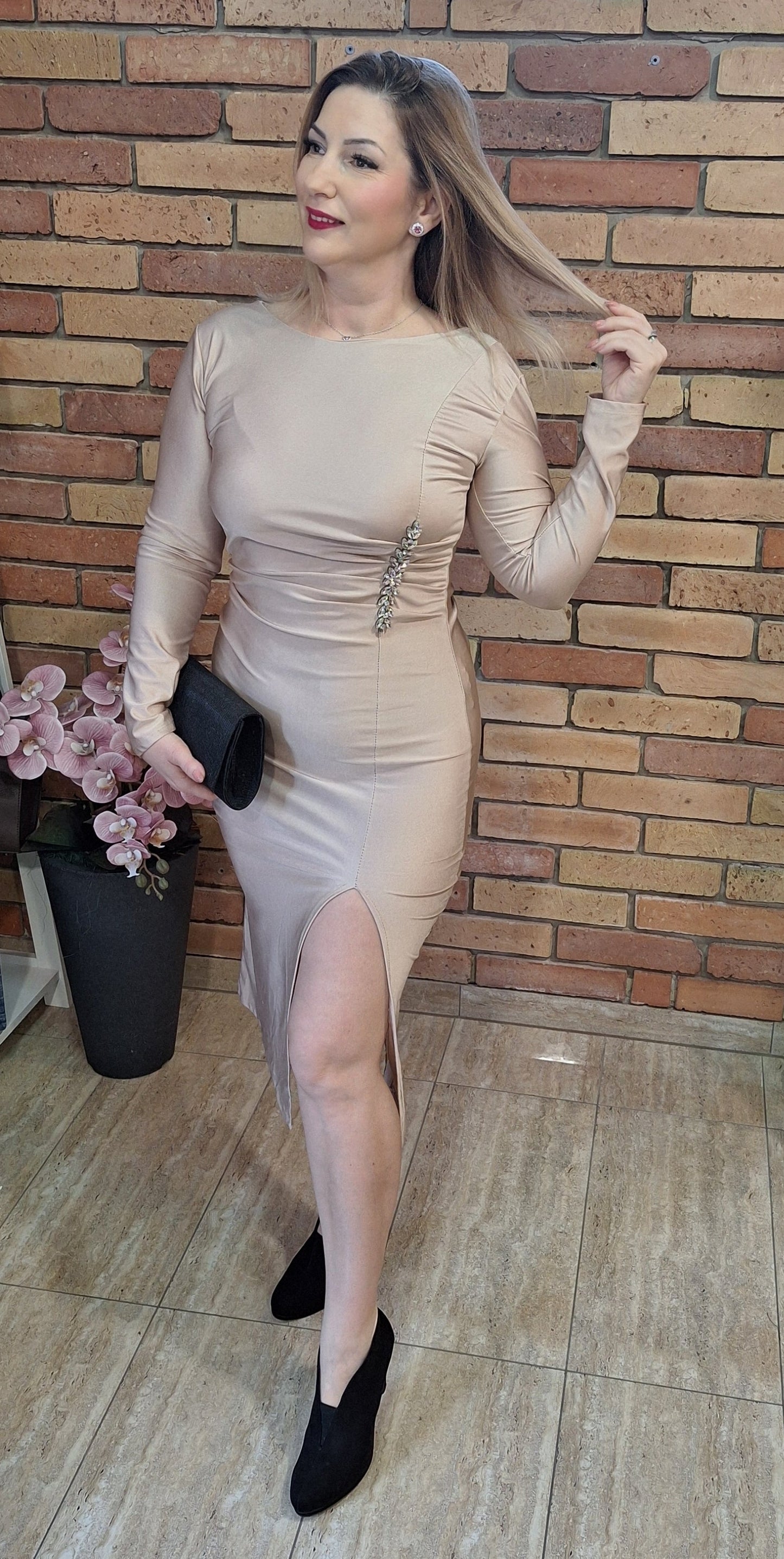 Elegáns ruha, oldalt díszített