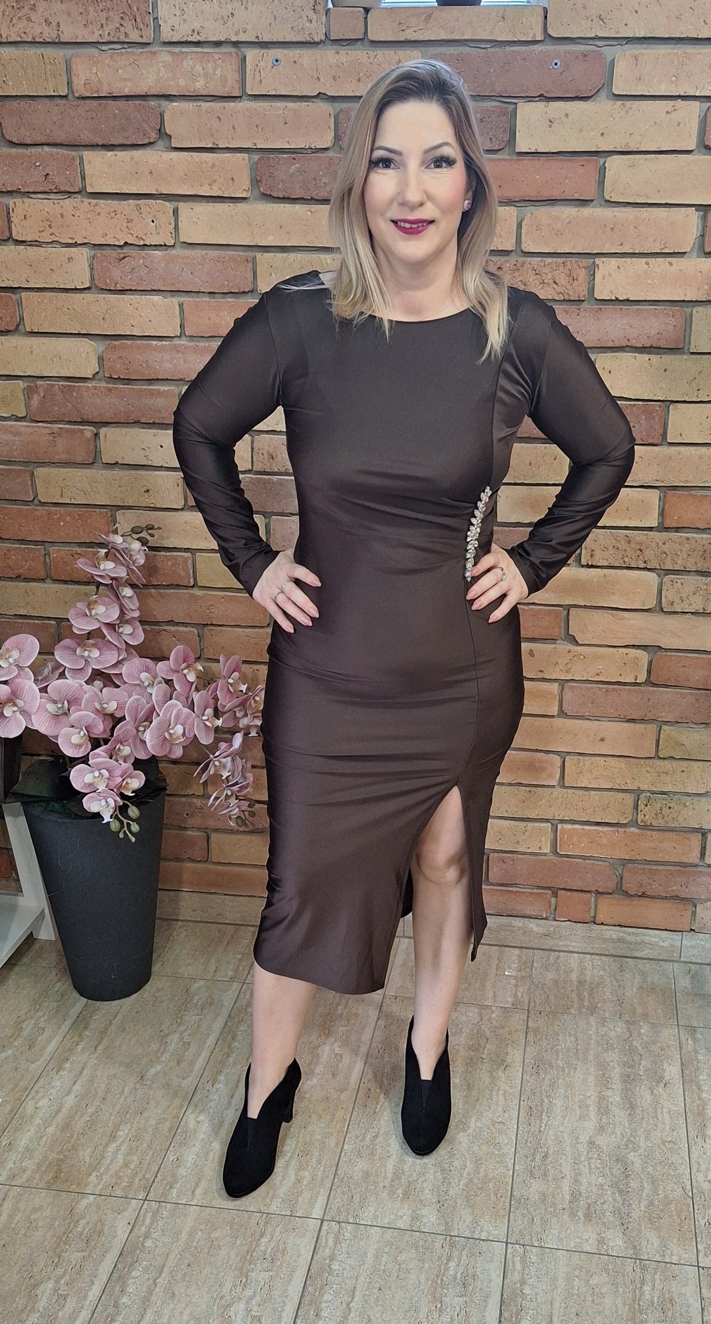 Elegáns ruha, oldalt díszített