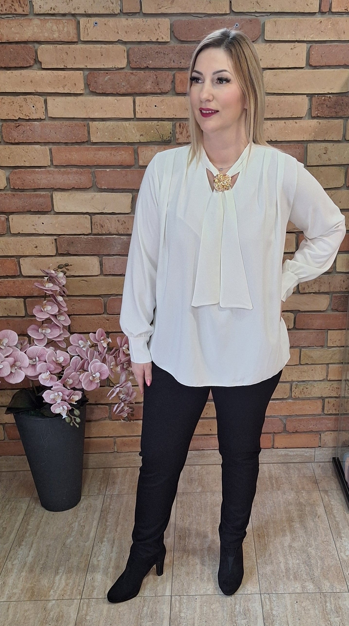 Nyakkendős blúz brossal