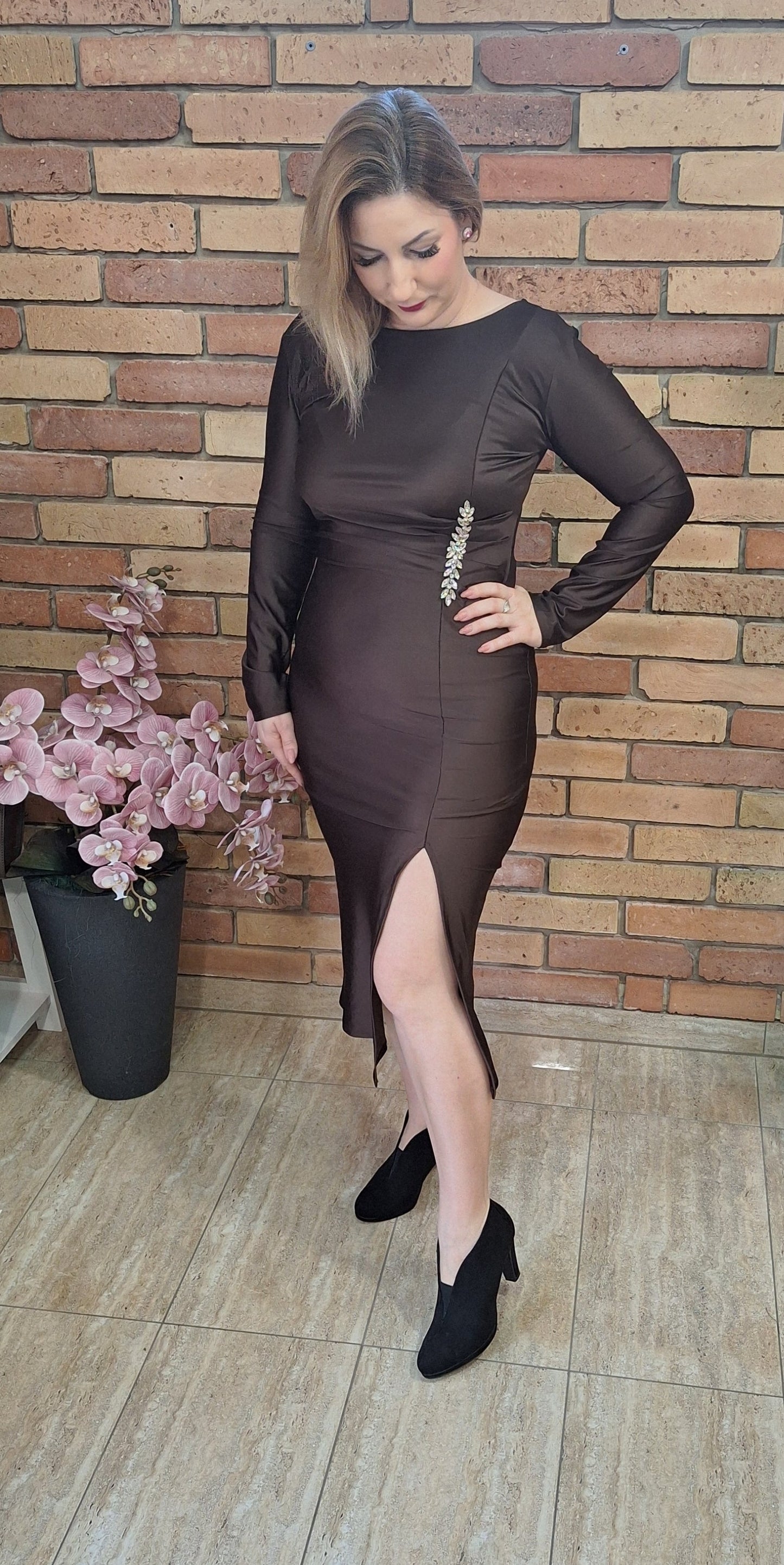 Elegáns ruha, oldalt díszített