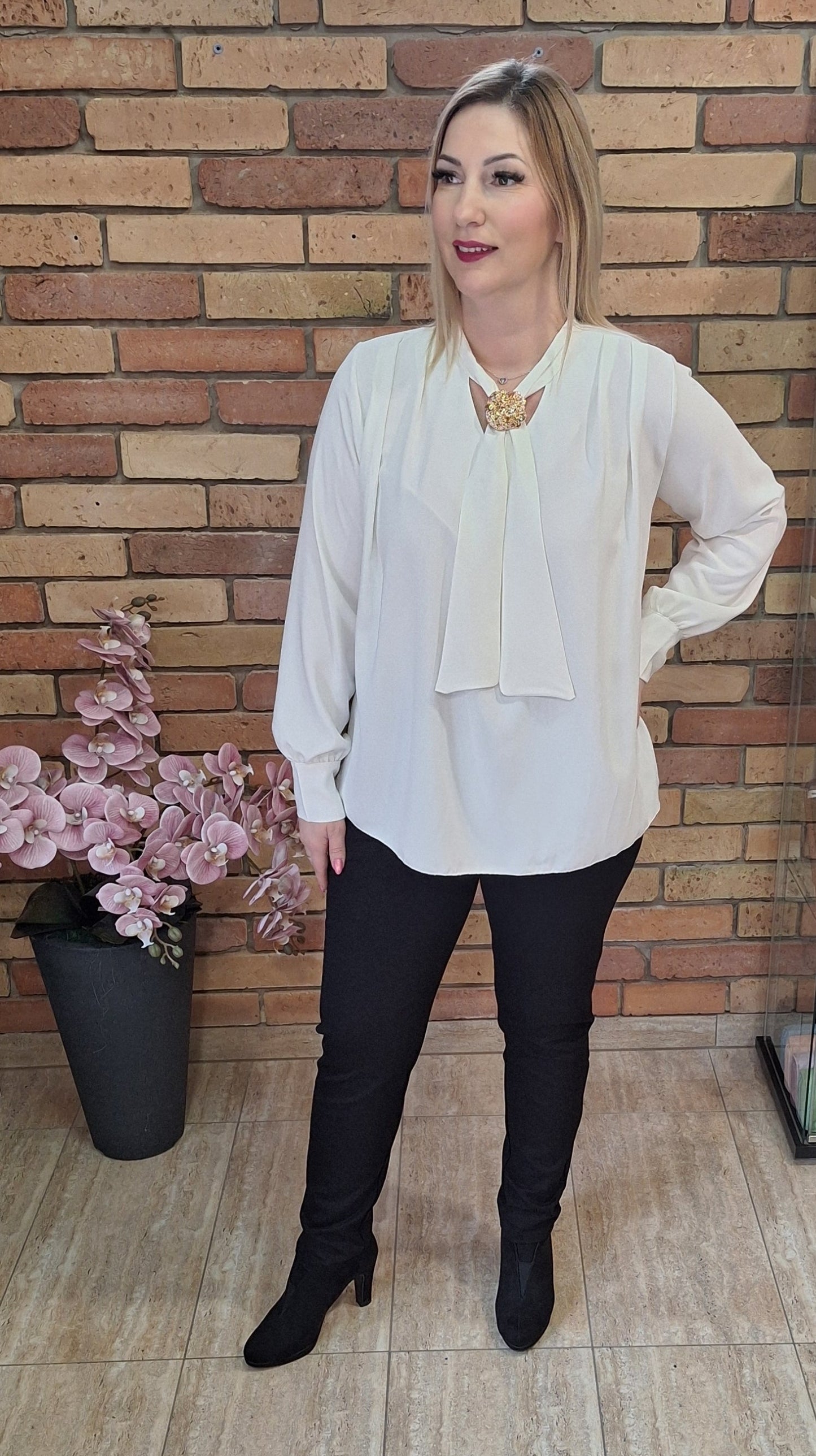 Nyakkendős blúz brossal