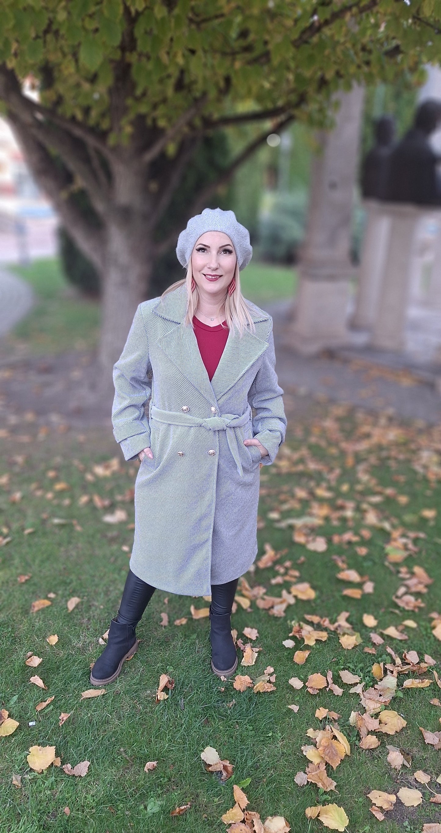 Megkötős, díszgombos szövetkabát