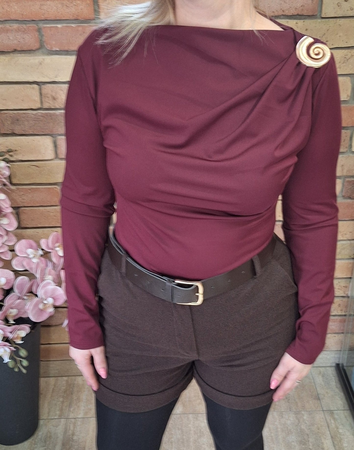 Fém díszítésű felső