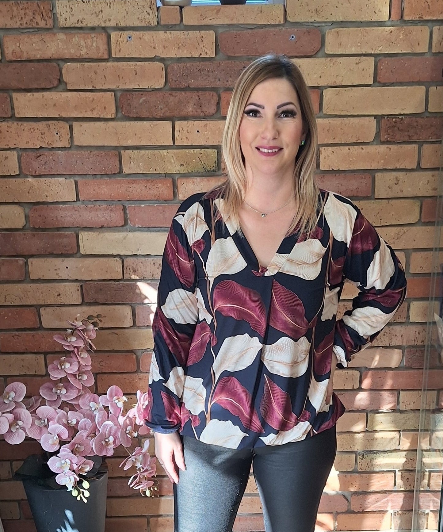 V-kivágású mintás felső