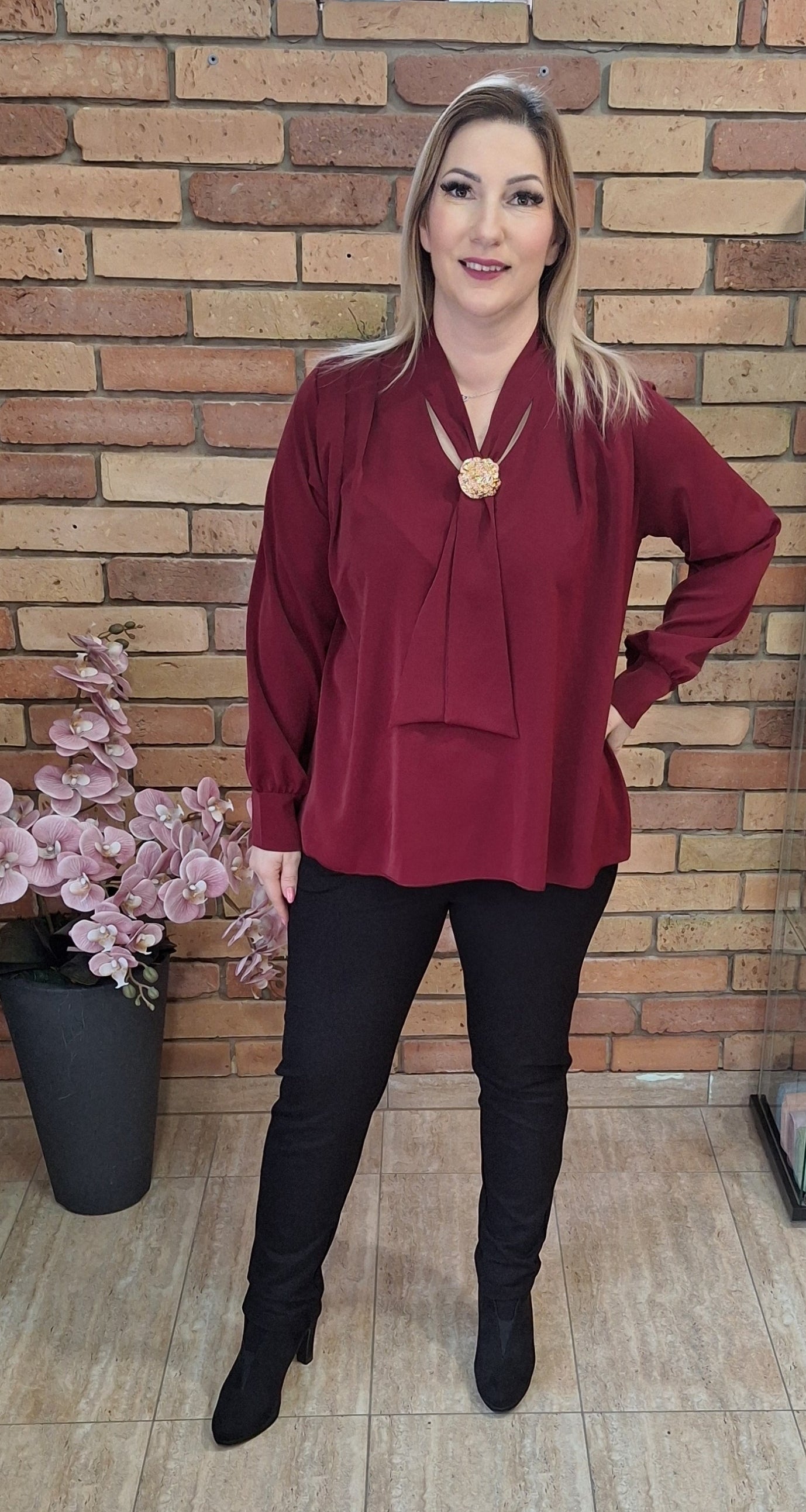 Nyakkendős blúz brossal