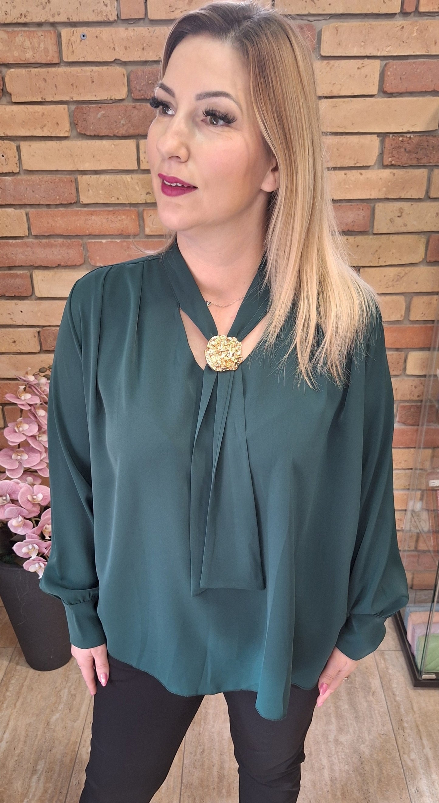 Nyakkendős blúz brossal