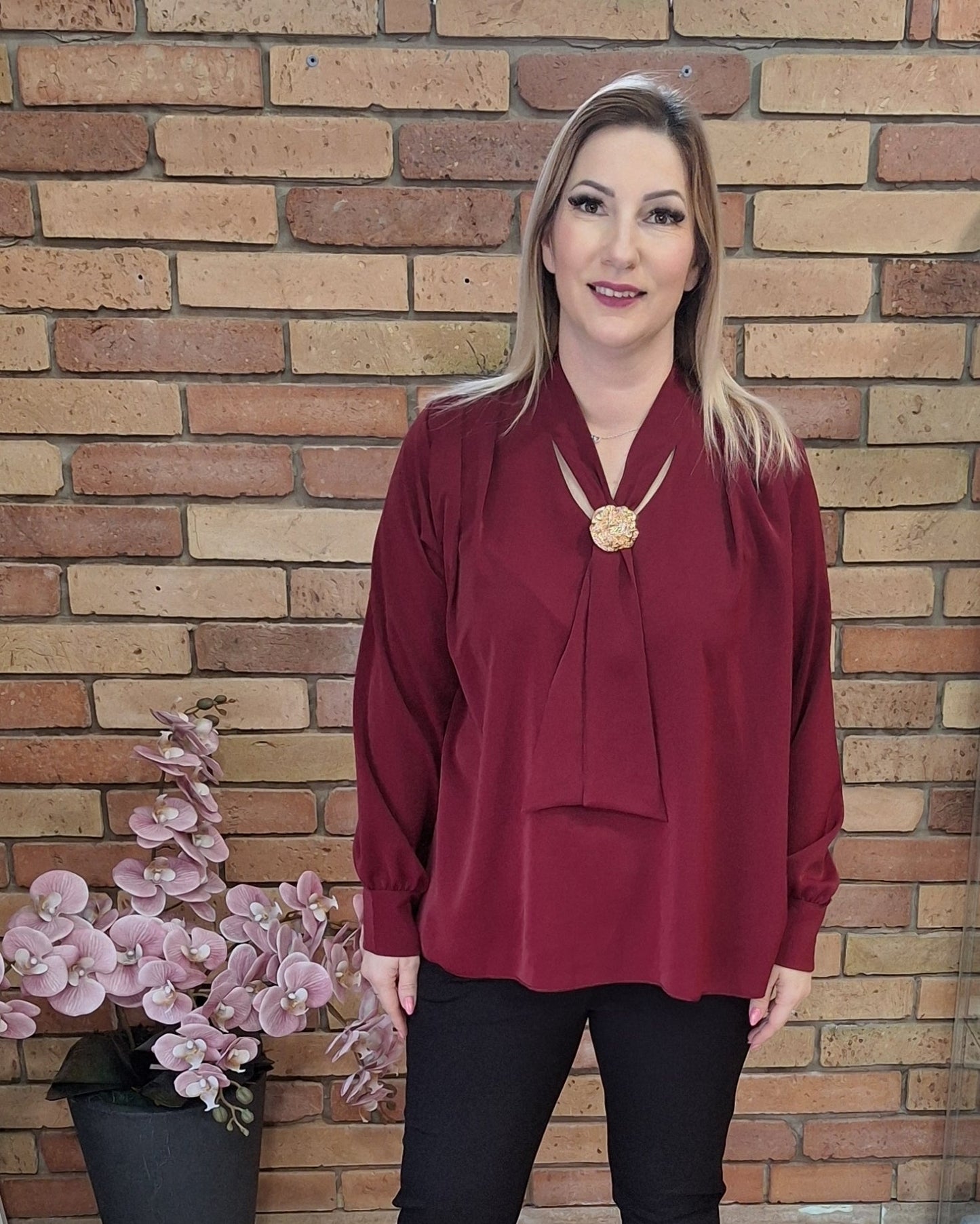 Nyakkendős blúz brossal