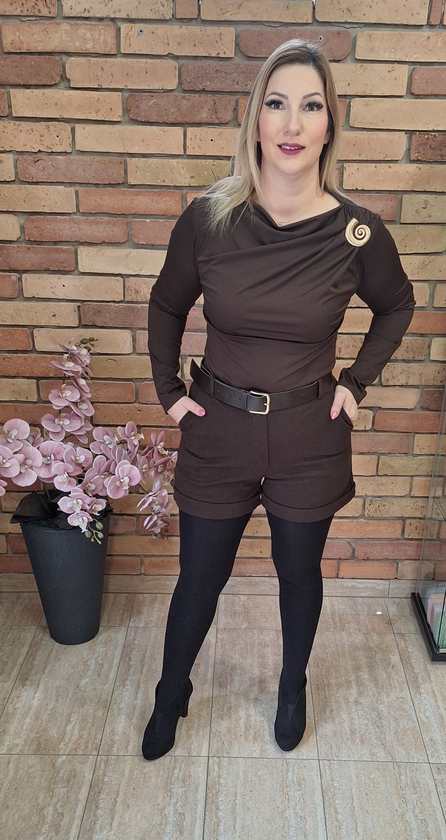 Fém díszítésű felső