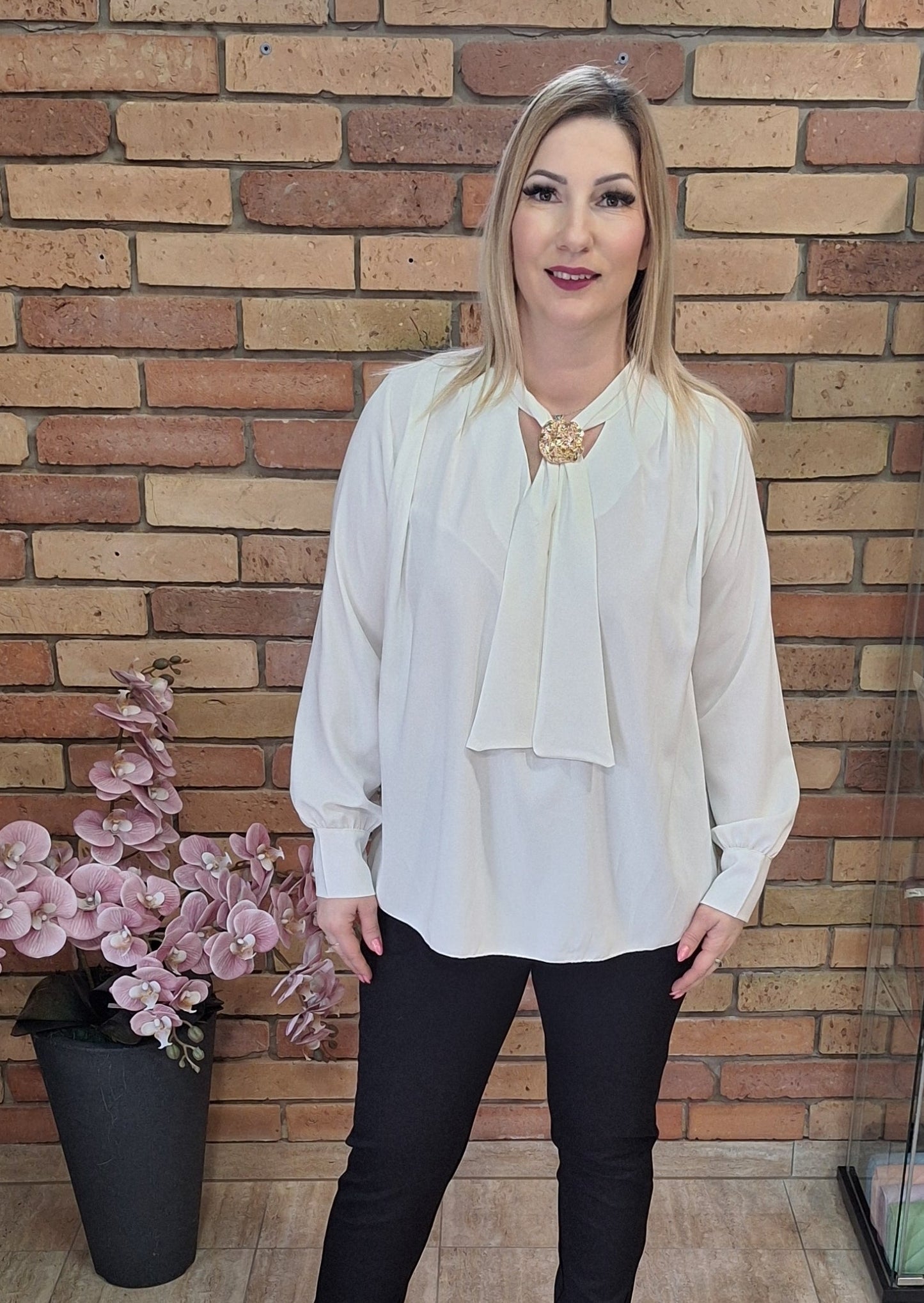 Nyakkendős blúz brossal