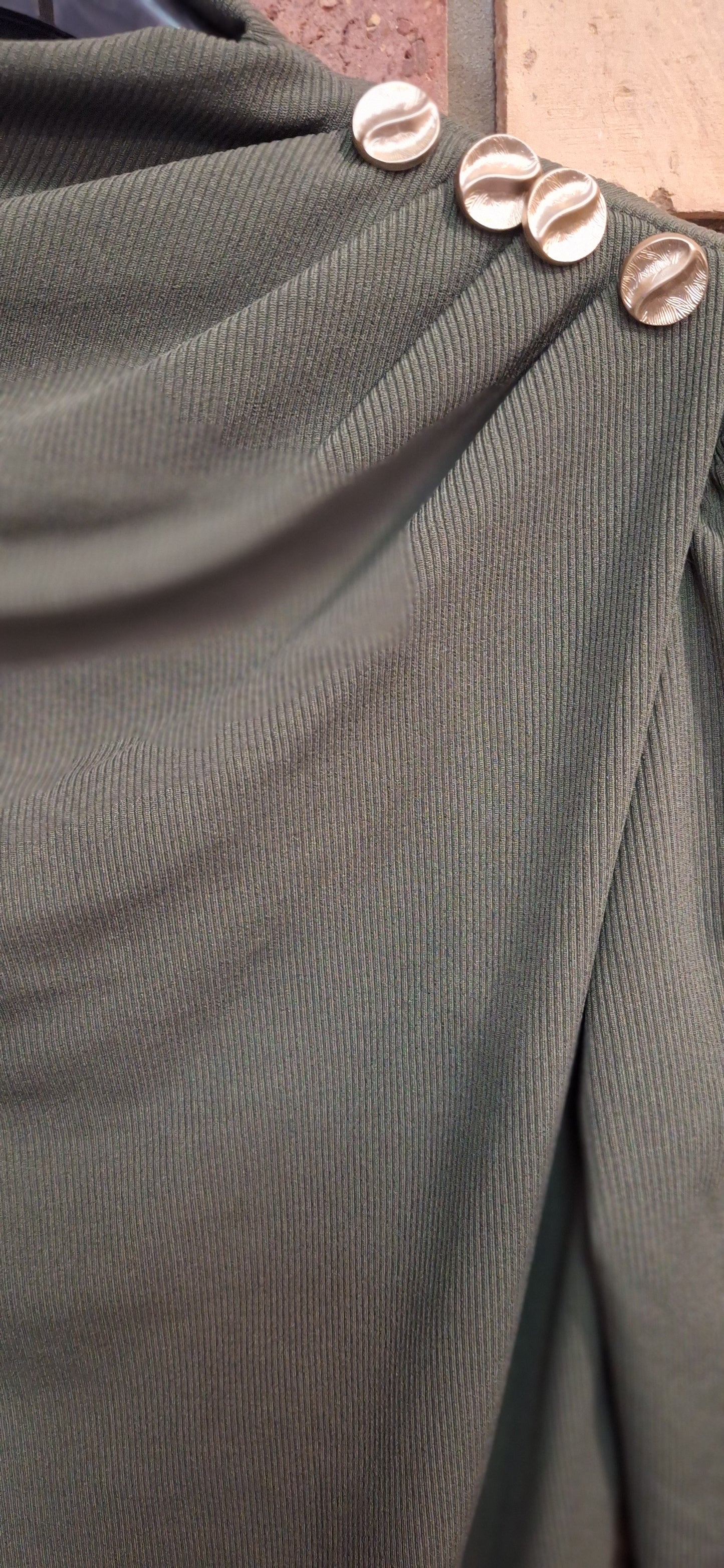 Bordázott gombos felső