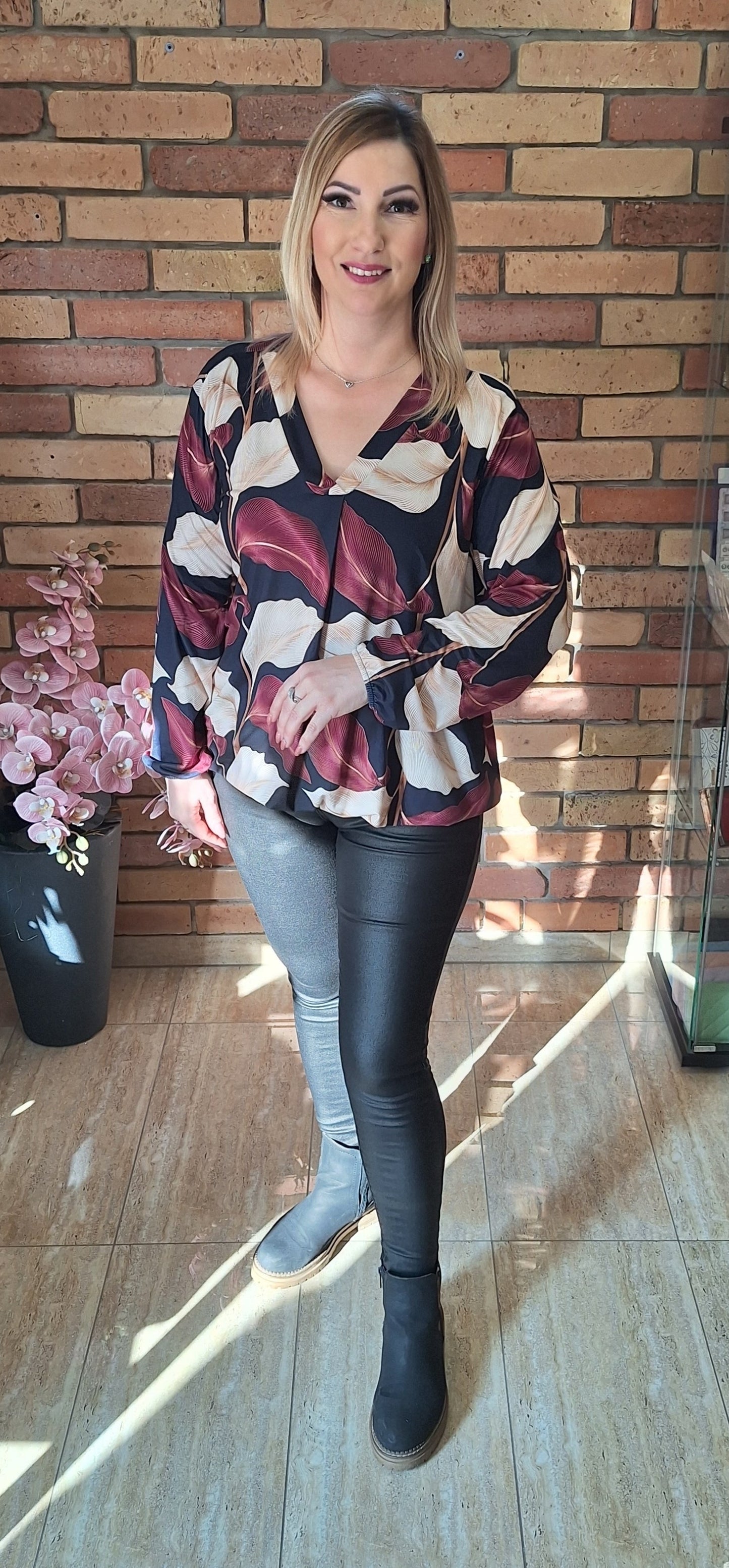 V-kivágású mintás felső