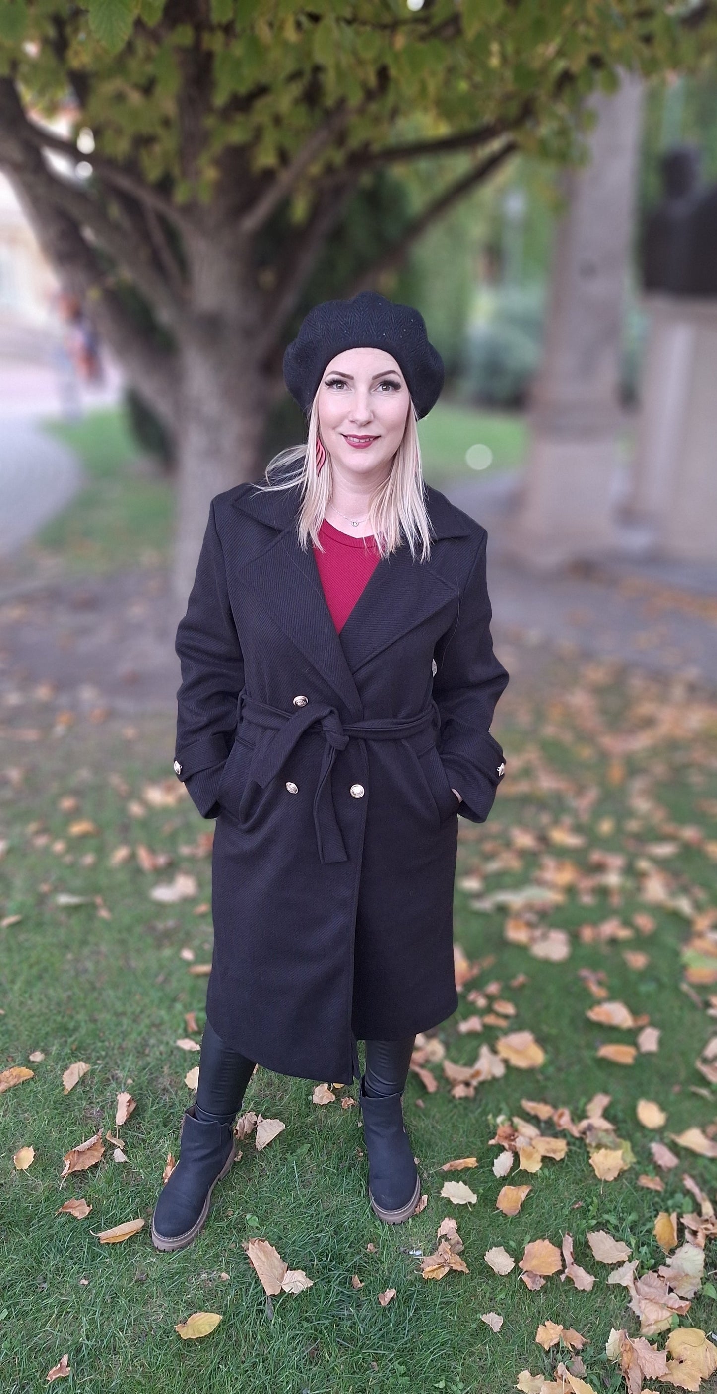 Megkötős, díszgombos szövetkabát