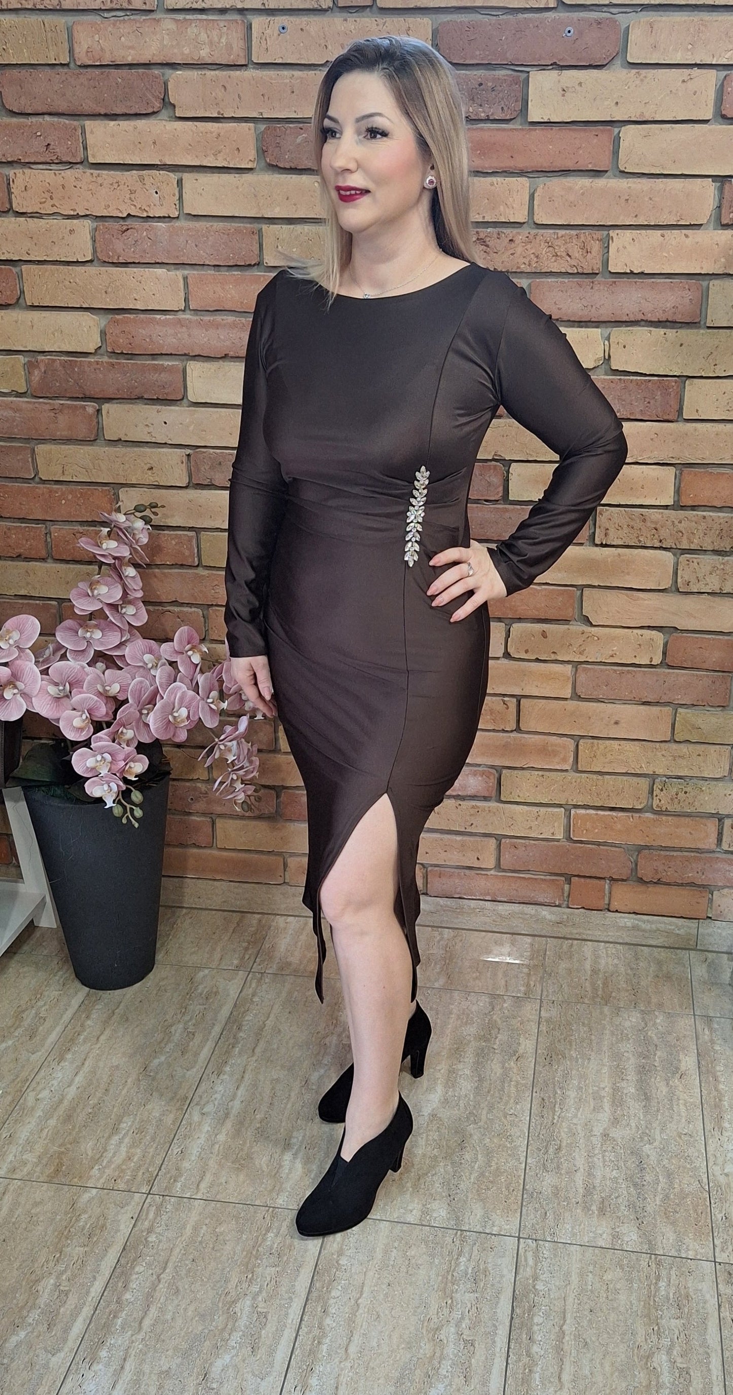 Elegáns ruha, oldalt díszített