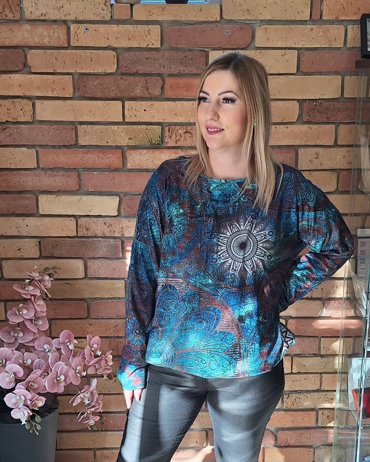 Kerek nyakú mintás felső