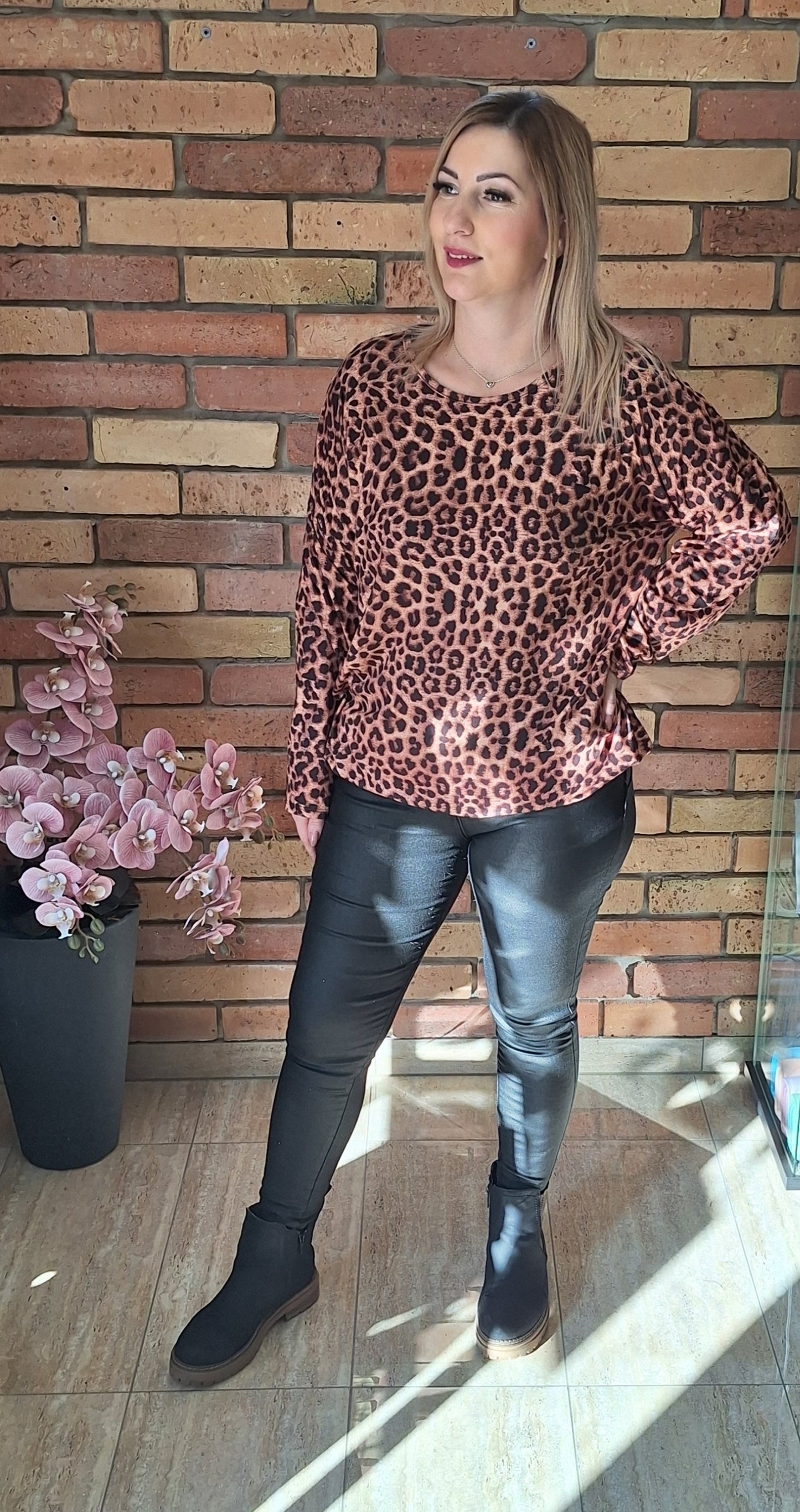 Kerek nyakú mintás felső