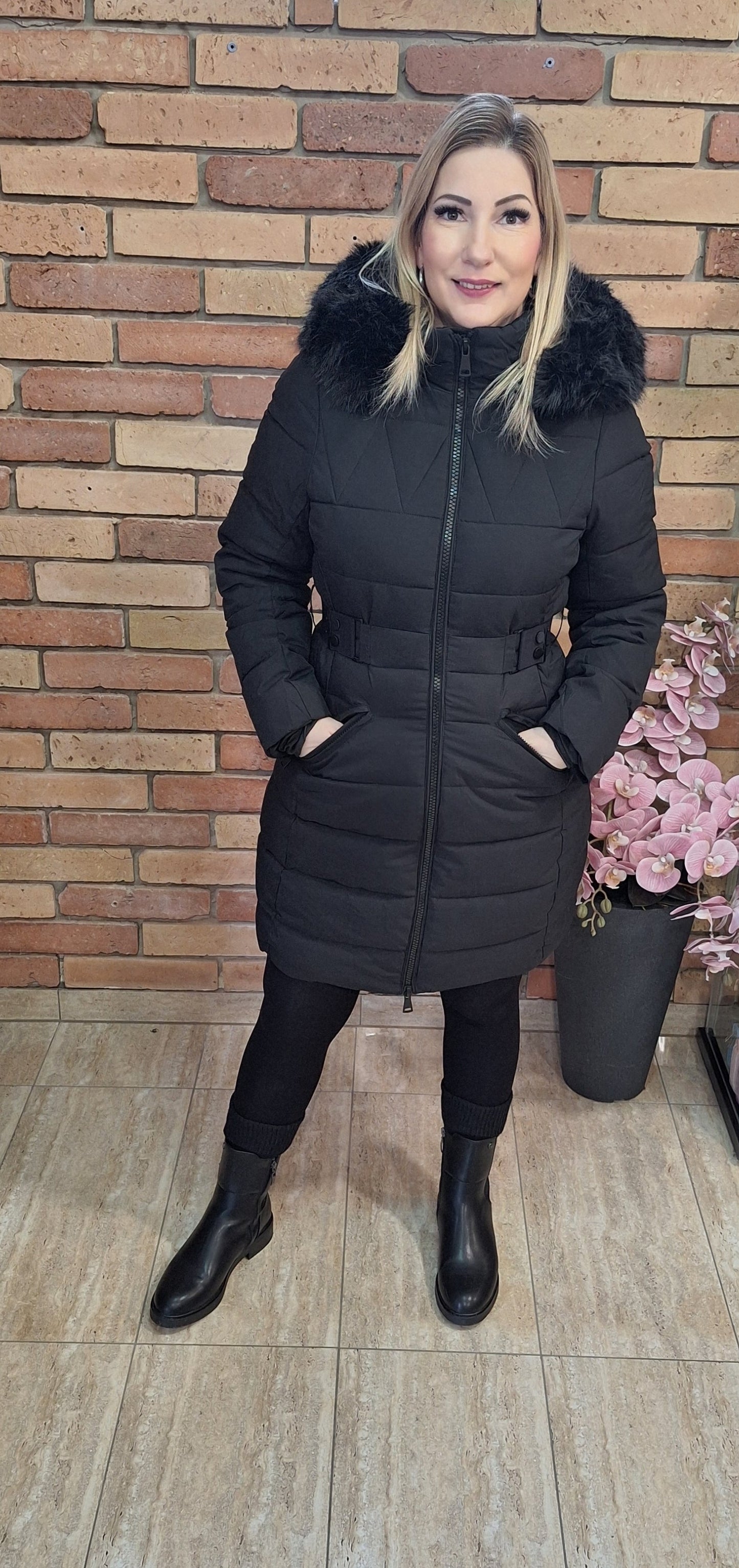 Fekete steppelt kabát