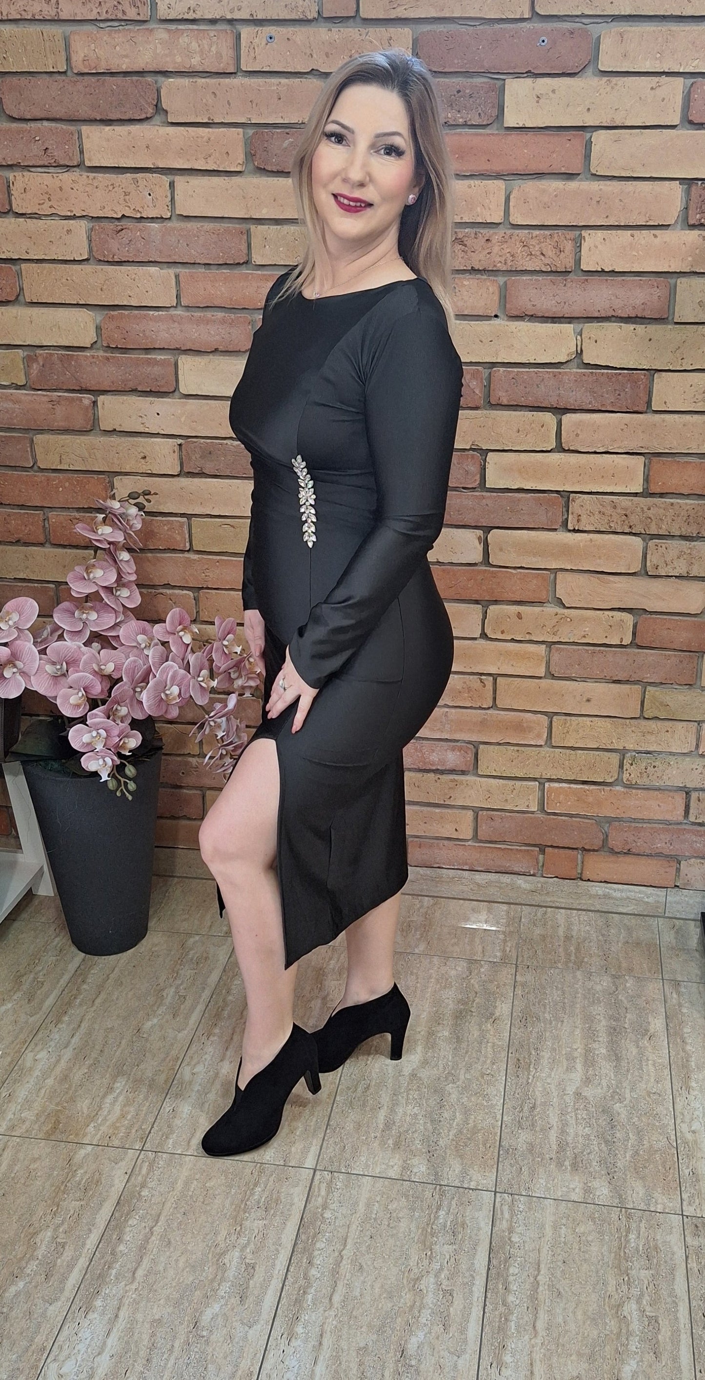 Elegáns ruha, oldalt díszített