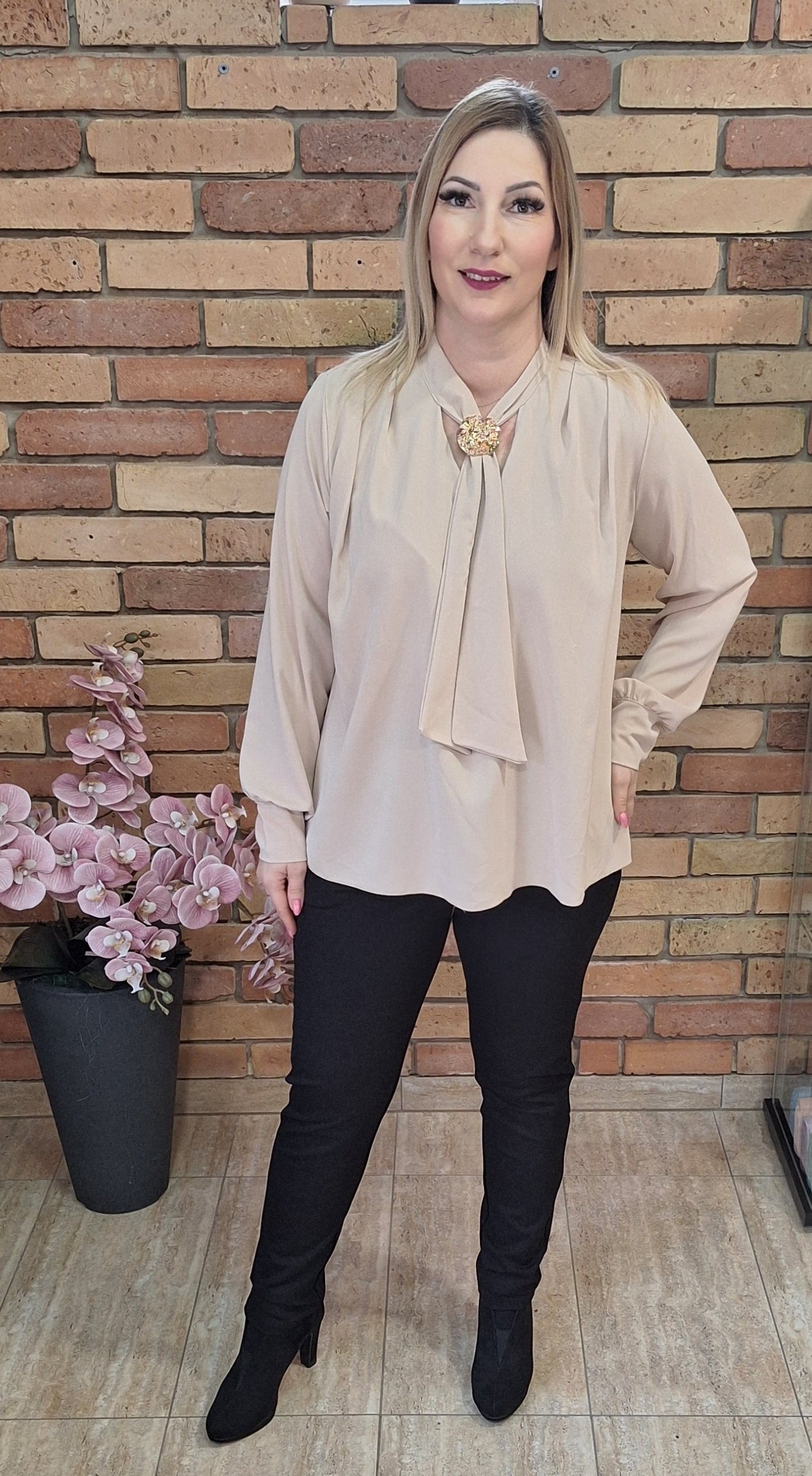 Nyakkendős blúz brossal