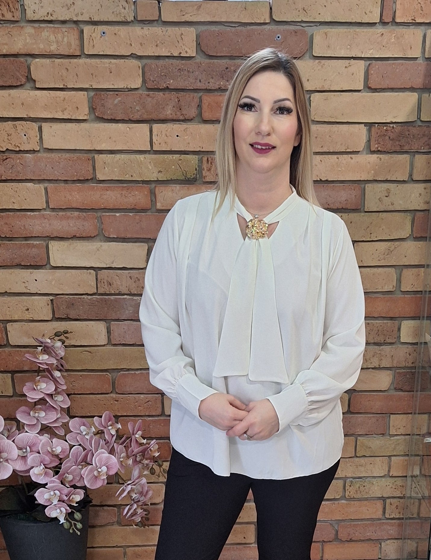 Nyakkendős blúz brossal