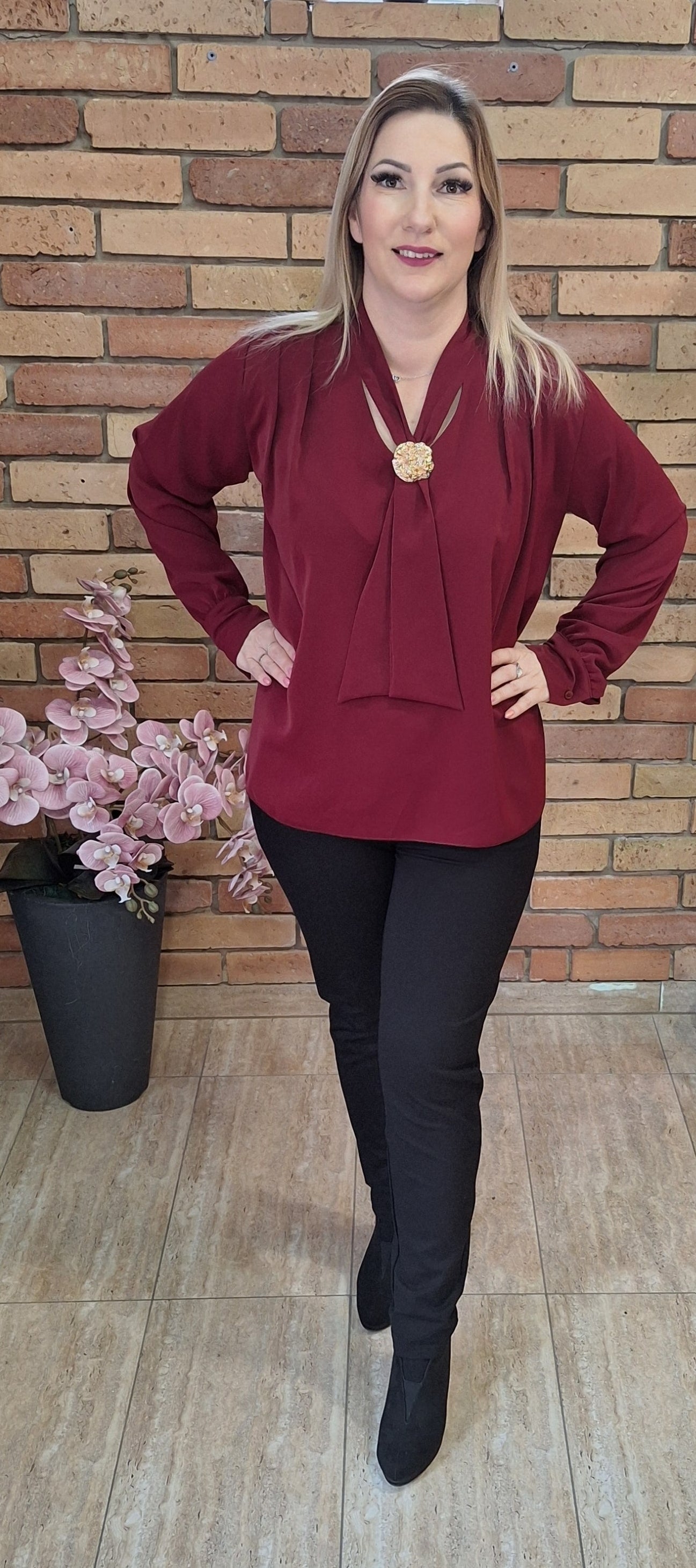 Nyakkendős blúz brossal