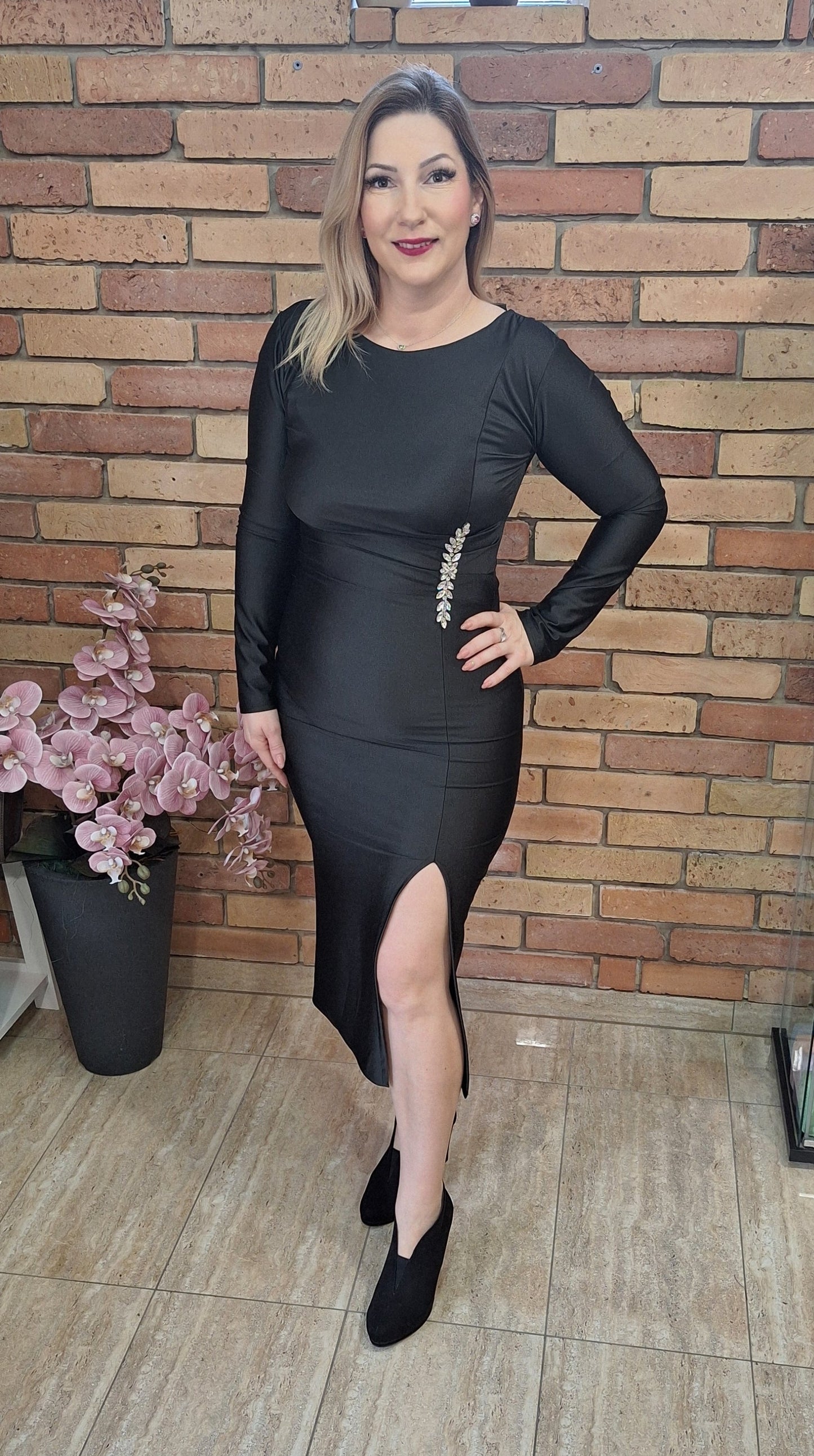 Elegáns ruha, oldalt díszített