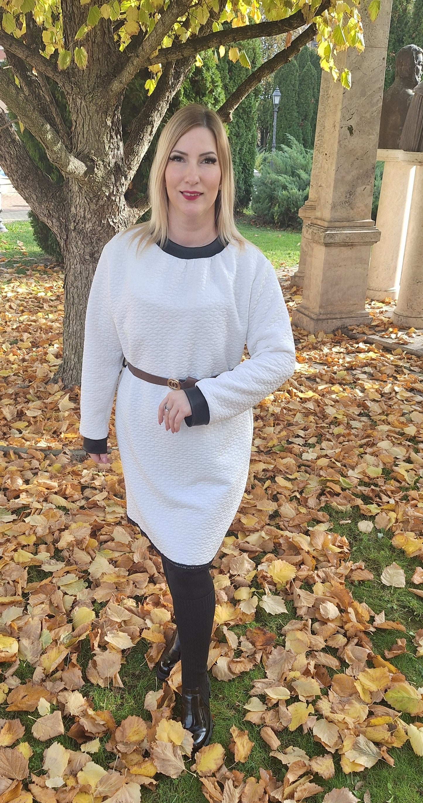 Anyagában mintás, öves ruha