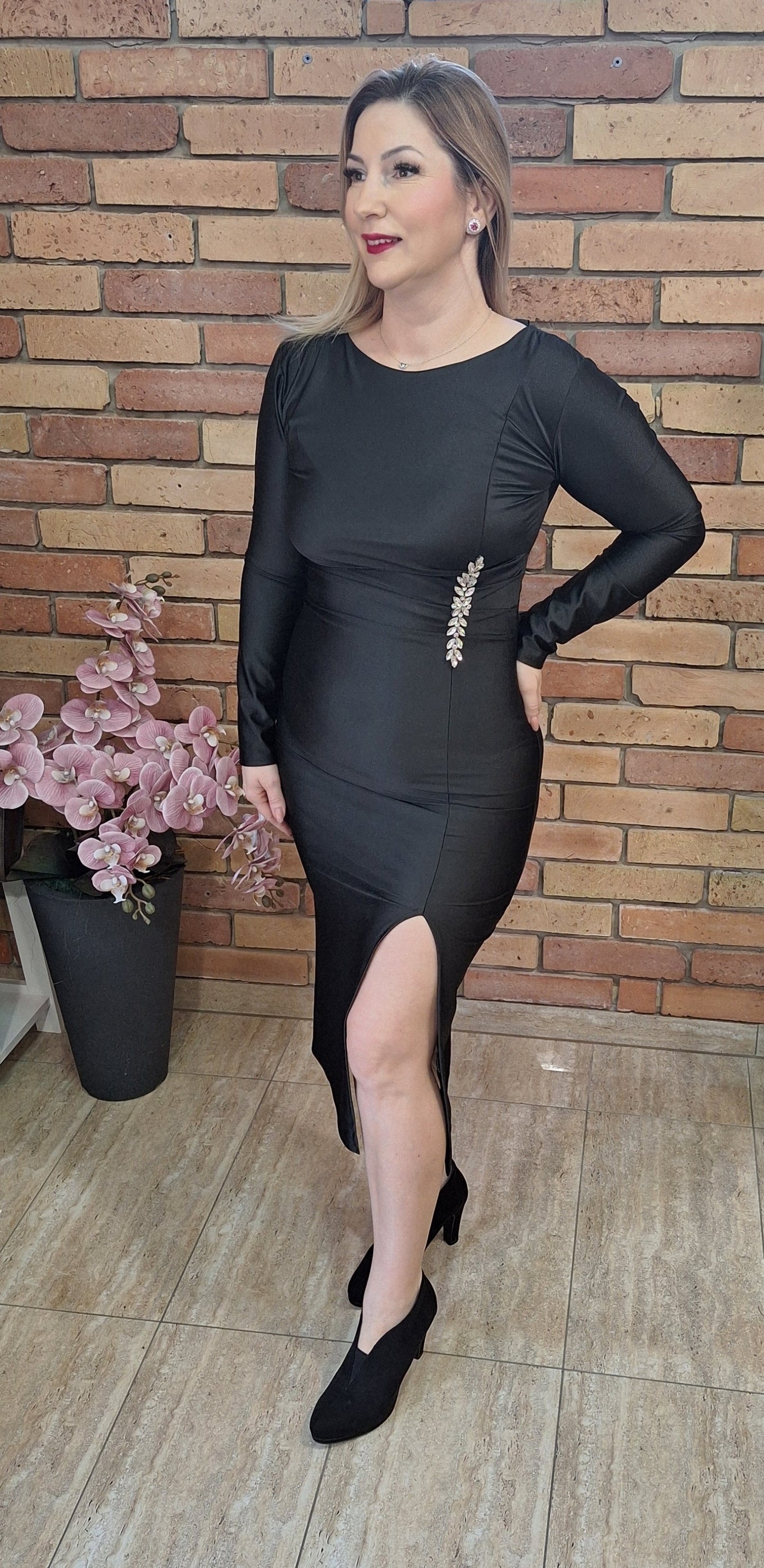 Elegáns ruha, oldalt díszített