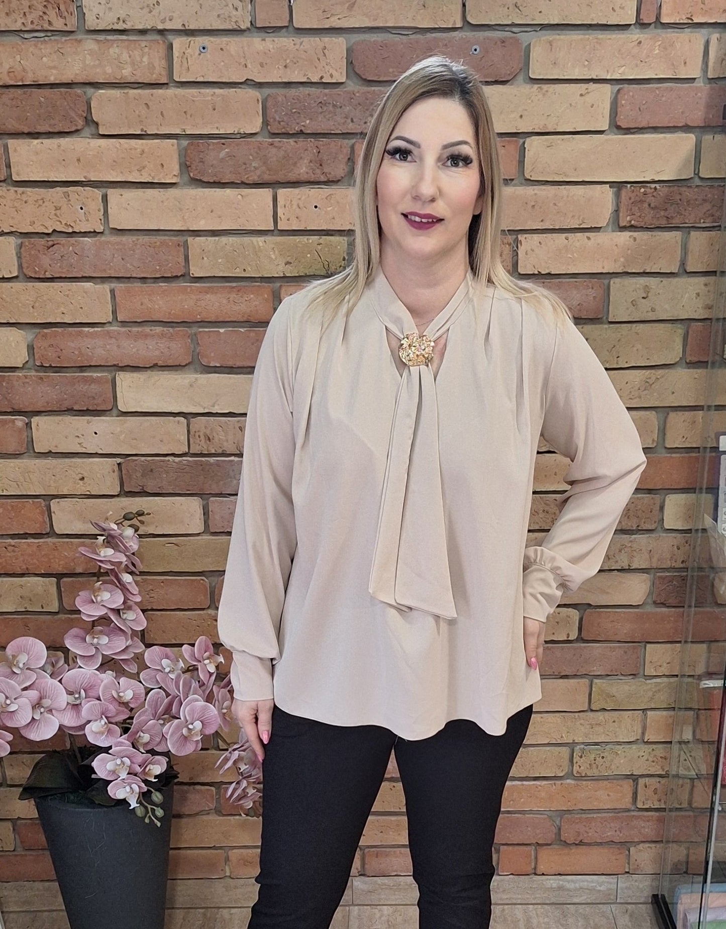 Nyakkendős blúz brossal